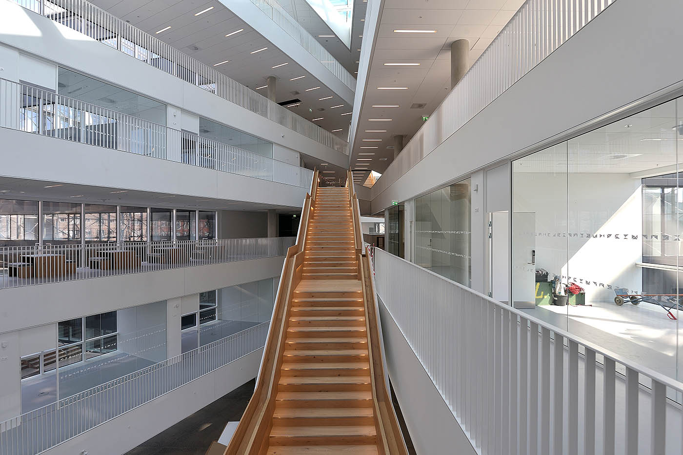 Egetræstrappen er afspærret, så den ikke er beskidt, når KU overtager bygningen.