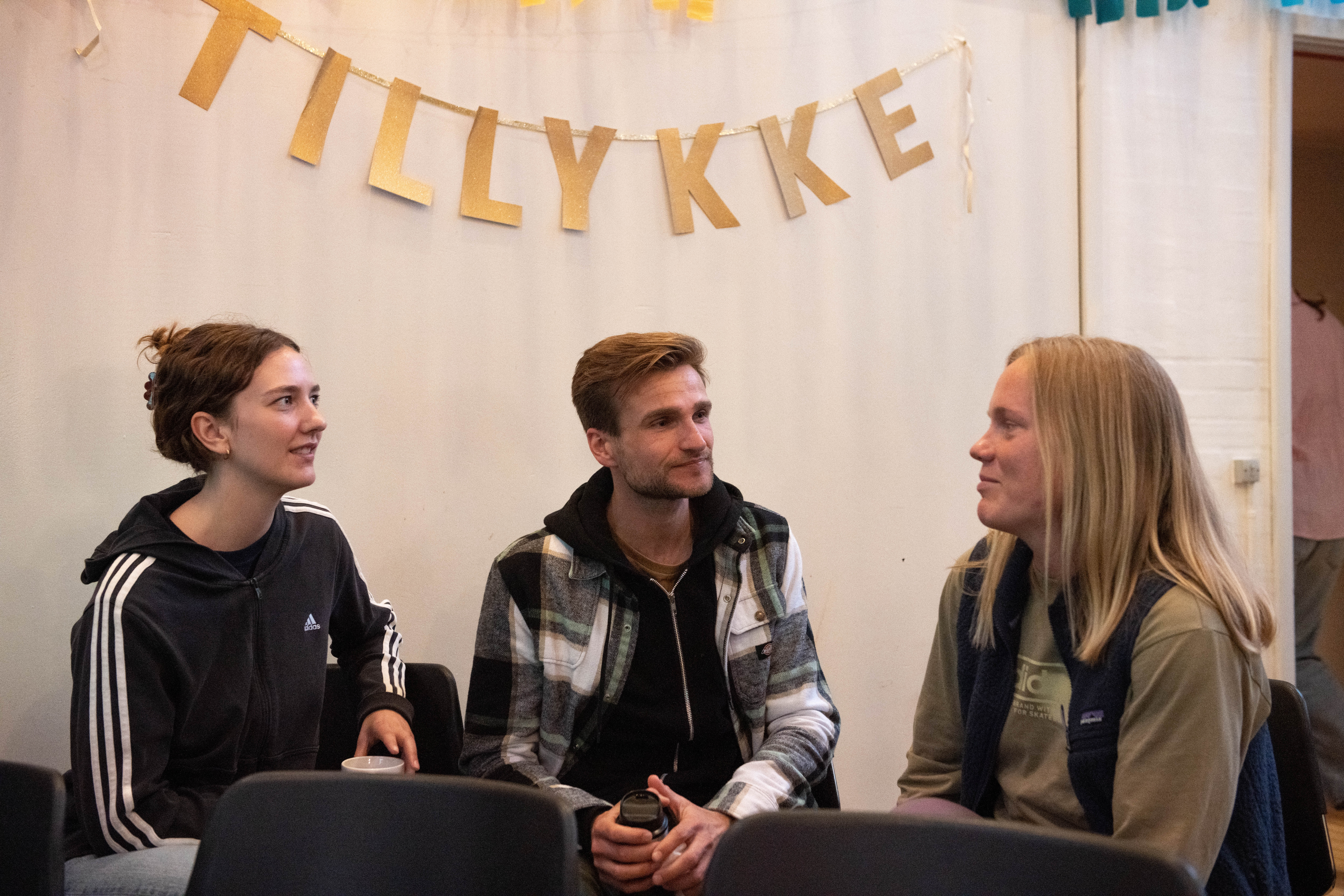 Beboerne bruger pausen til at diskutere fordele og ulemper ved de forskellige scenarier. 