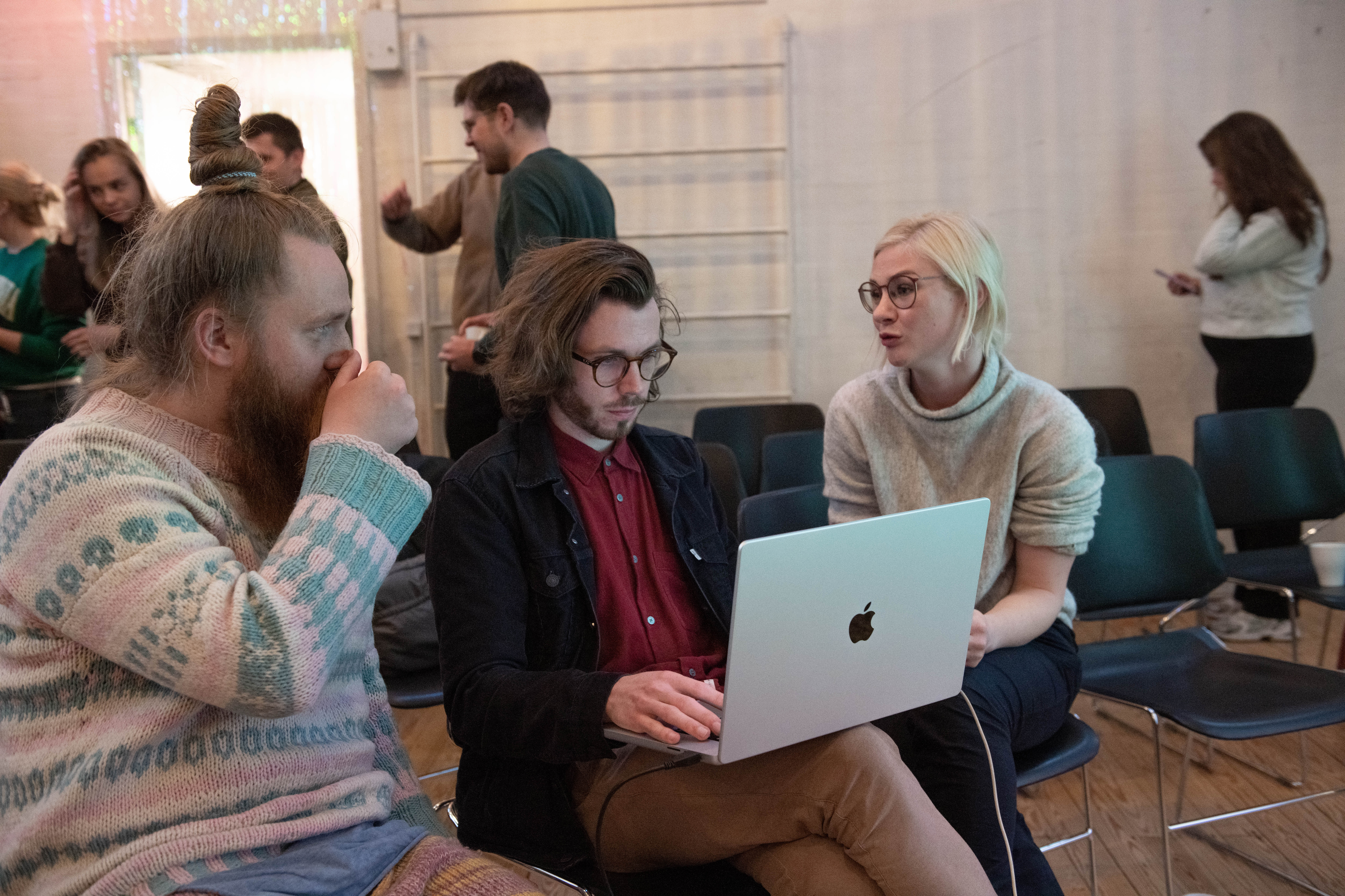 Noah Sturis (anden f.v.) og Signe Holst (tredje f.v.) har været med til at arrangere aftenens møde. 