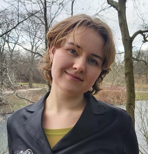 »Sidste sommer var jeg ude på folkemøder og jeg har faciliteret samalen på højskoler. Jeg er efterhånden vant til at tale om klimasorg i forskellige settings med forskellige mennesker og forskellige udgangspunkter.« siger oplægsholder Sarah Strunge Albertsen