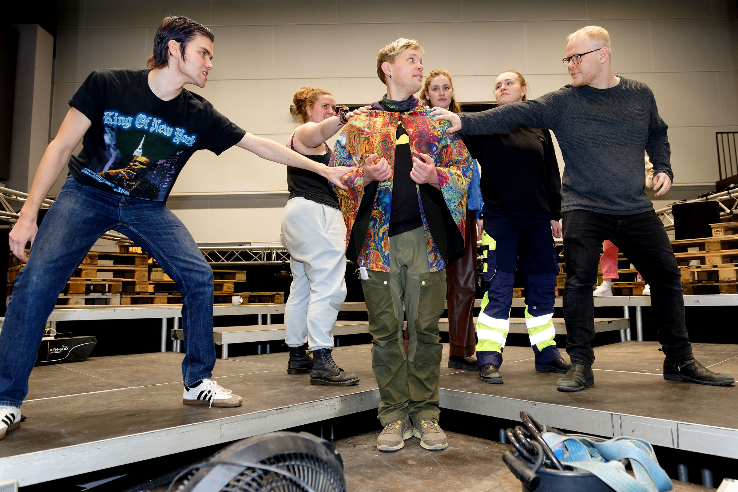 Hovedpersonen Joseph omgivet af resten af holdet. Musicalen er fra 1968 og er skrevet af Tim Rice og Andrew Lloyd Webber, der også lavede gigahittet Jesus Christ Superstar. 