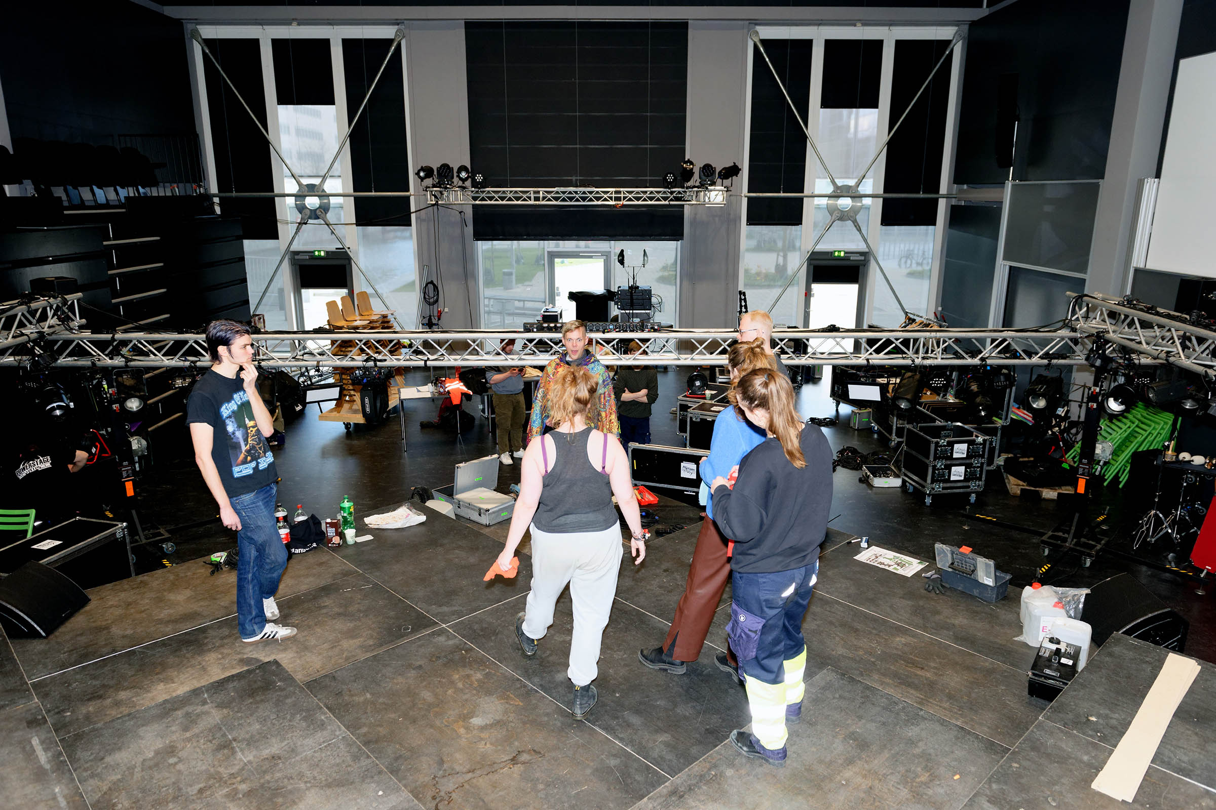 Scenen er stor og fylder meget i Multisalen. Et bevidst valg, fortæller producent Alexander Nielsen: »Vi har ønsket at give meget plads til skuespillerne, også selv om det giver mindre plads til publikum. I sidste ende gør det publikumsoplevelsen større.«