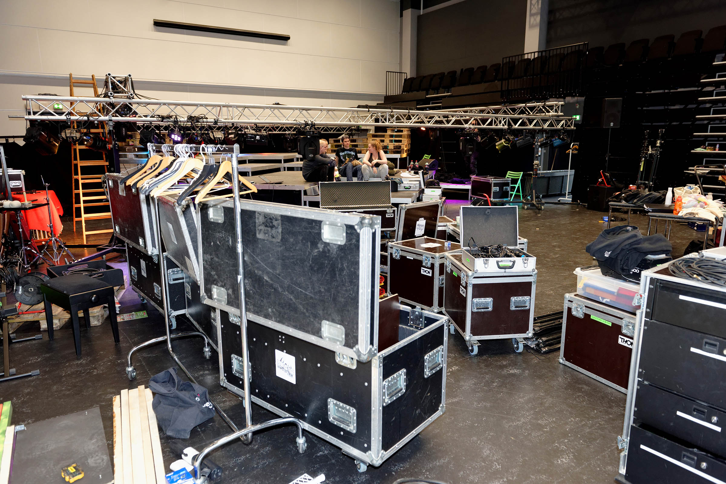 Tre dage inden forpremieren. Multisalen er fyldt med al den teknik og byggematerialer, der skal til for at lave rummet om til teatersal. 