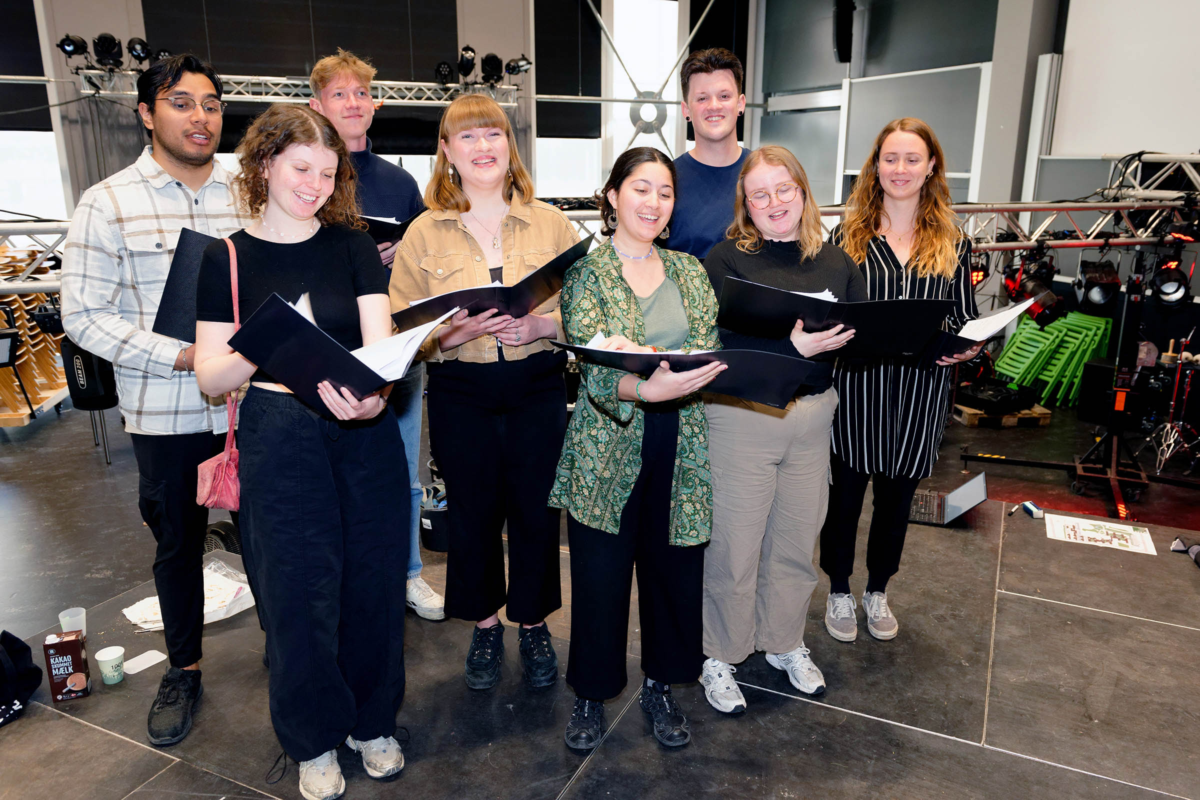 Musicalens sangere. Desuden medvirker et orkester på 18 musikere og en orkesterleder. Næsten alle er studerende ved Københavns Universitet. Men kun næsten. Det var nemlig nødvendigt at finde en, der kunne spille valdhorn. Og vedkommende kommer altså ikke fra KU.