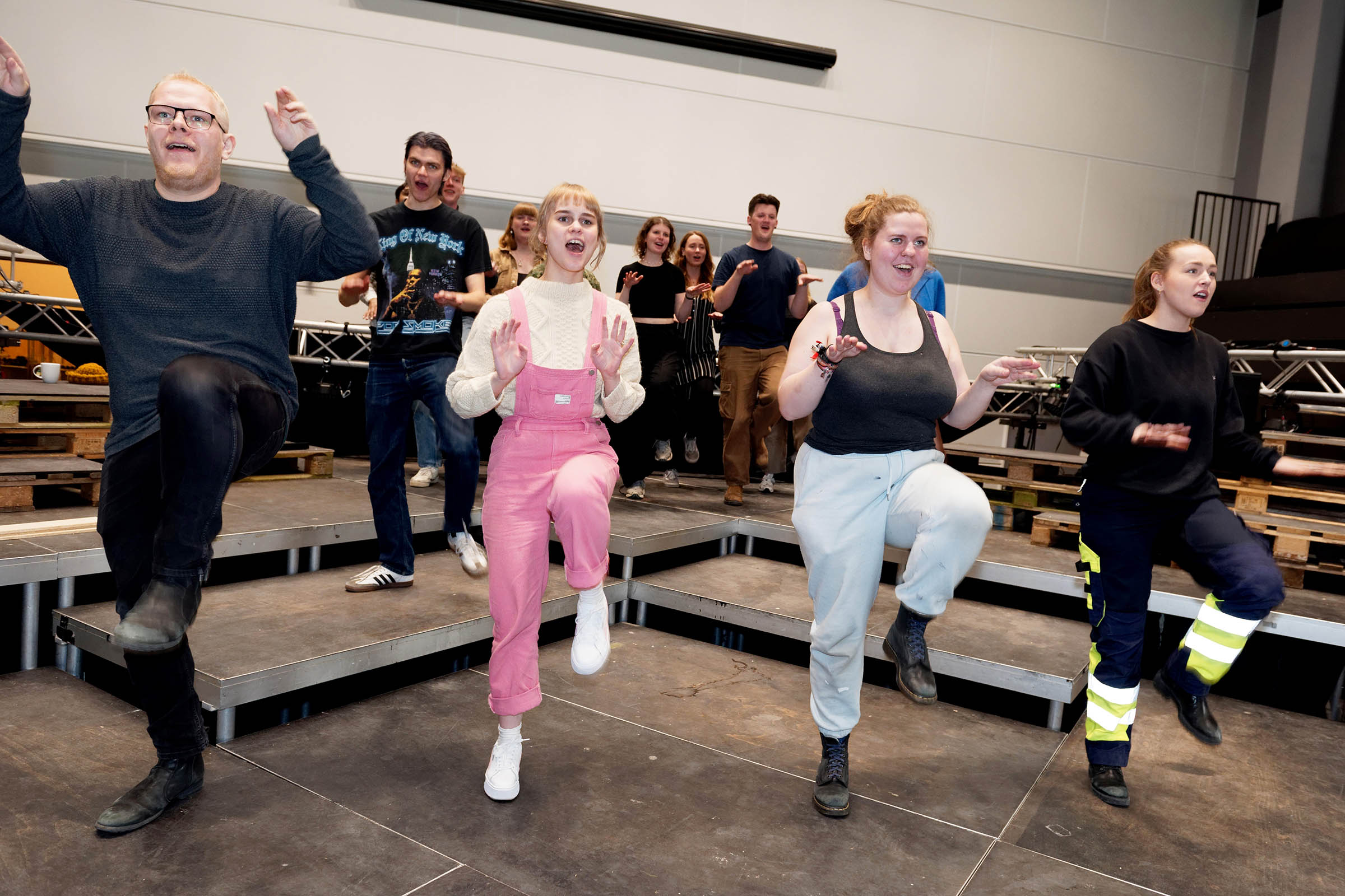 Musicalens sangere kommer i perioder ind på scenen og optræder som skuespillere. Kvinden i pink har en rolle i stykket som fortæller: En gennemgående skikkelse, der følger Joseph igennem hans livs rejse og personlige udvikling.