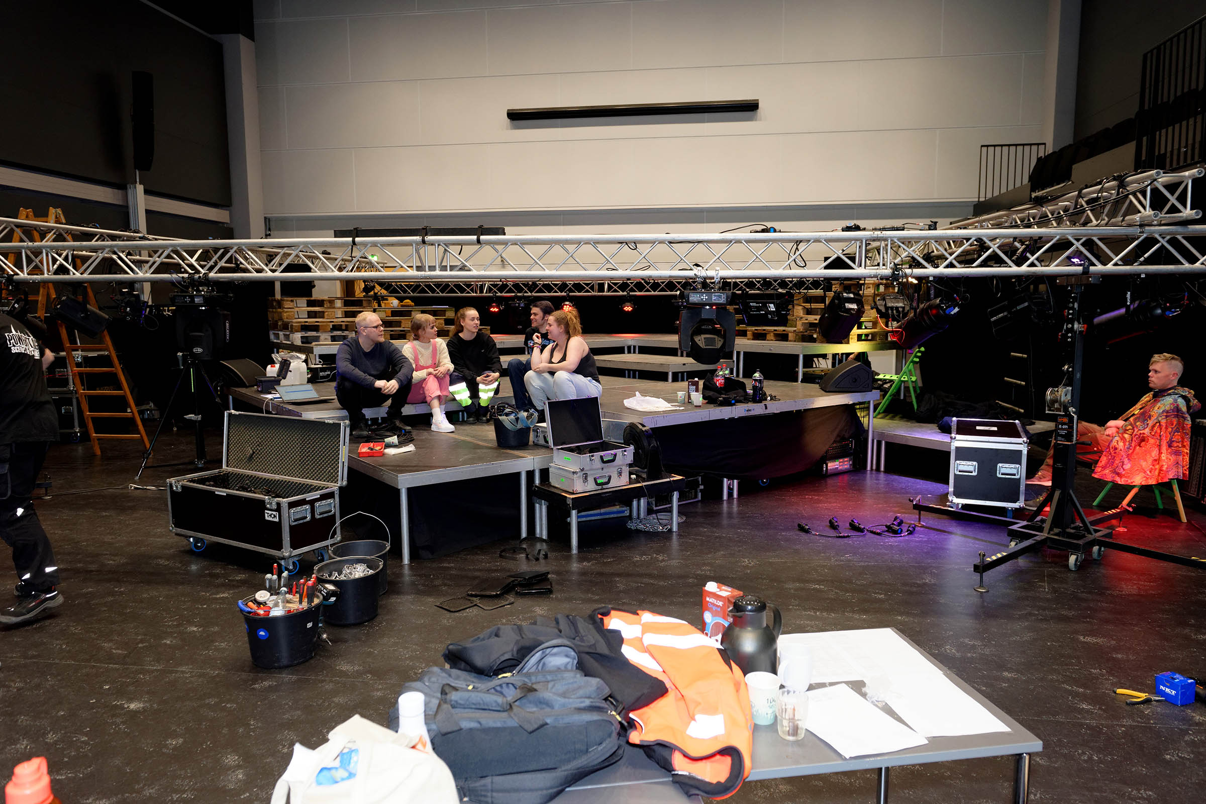 Til højre i billedet lyser kappen op under en pause i prøverne. Men egentlig er det lidt fjollet, at kappen har fået så prominent en plads i musicalens titel, fortæller producent Alexander Nielsen: »Titlen siger intet om, hvad stykket handler om, og kappen omtales kun to gange i forestillingen.«