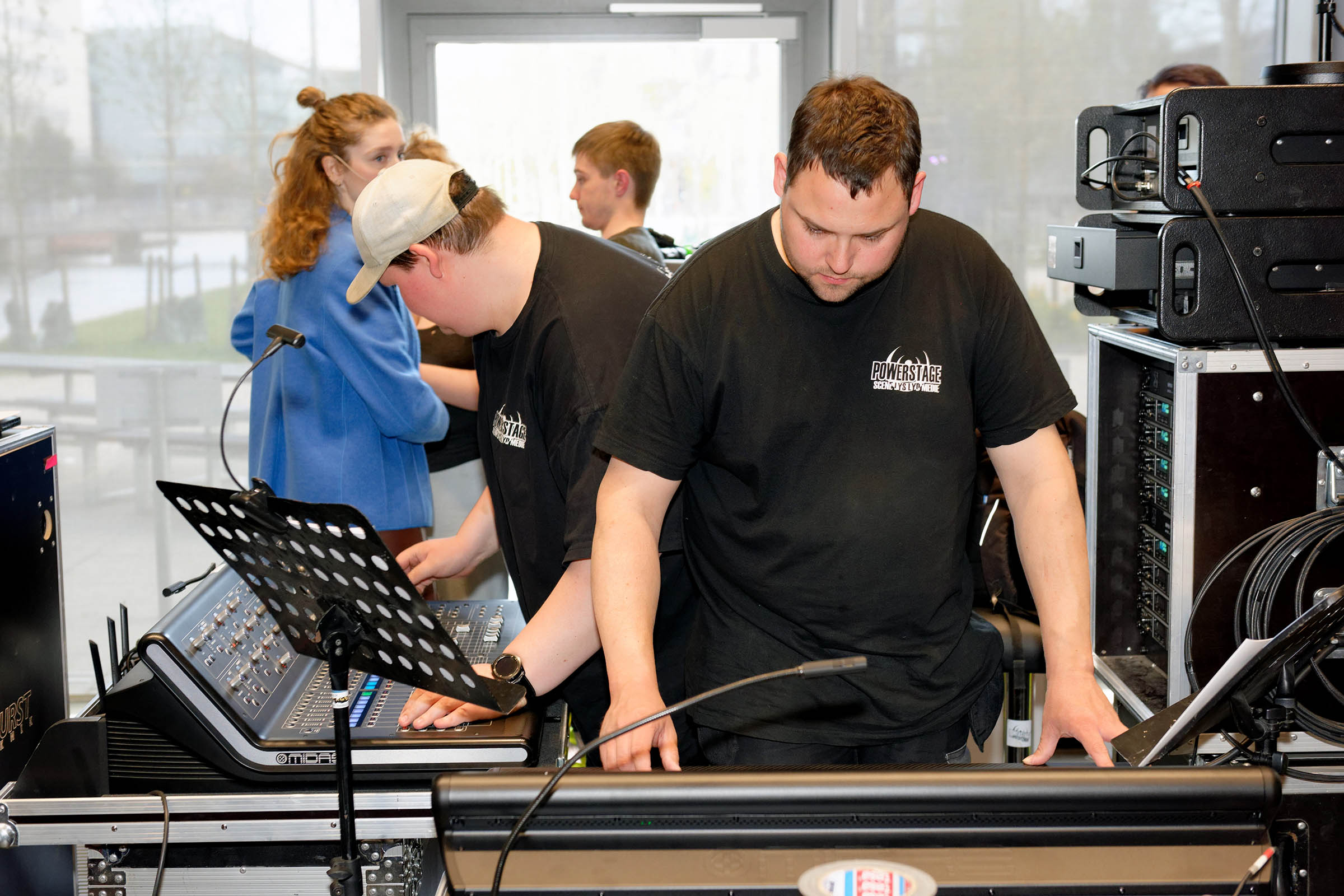 To af teknikerne i gang med lydprøver.