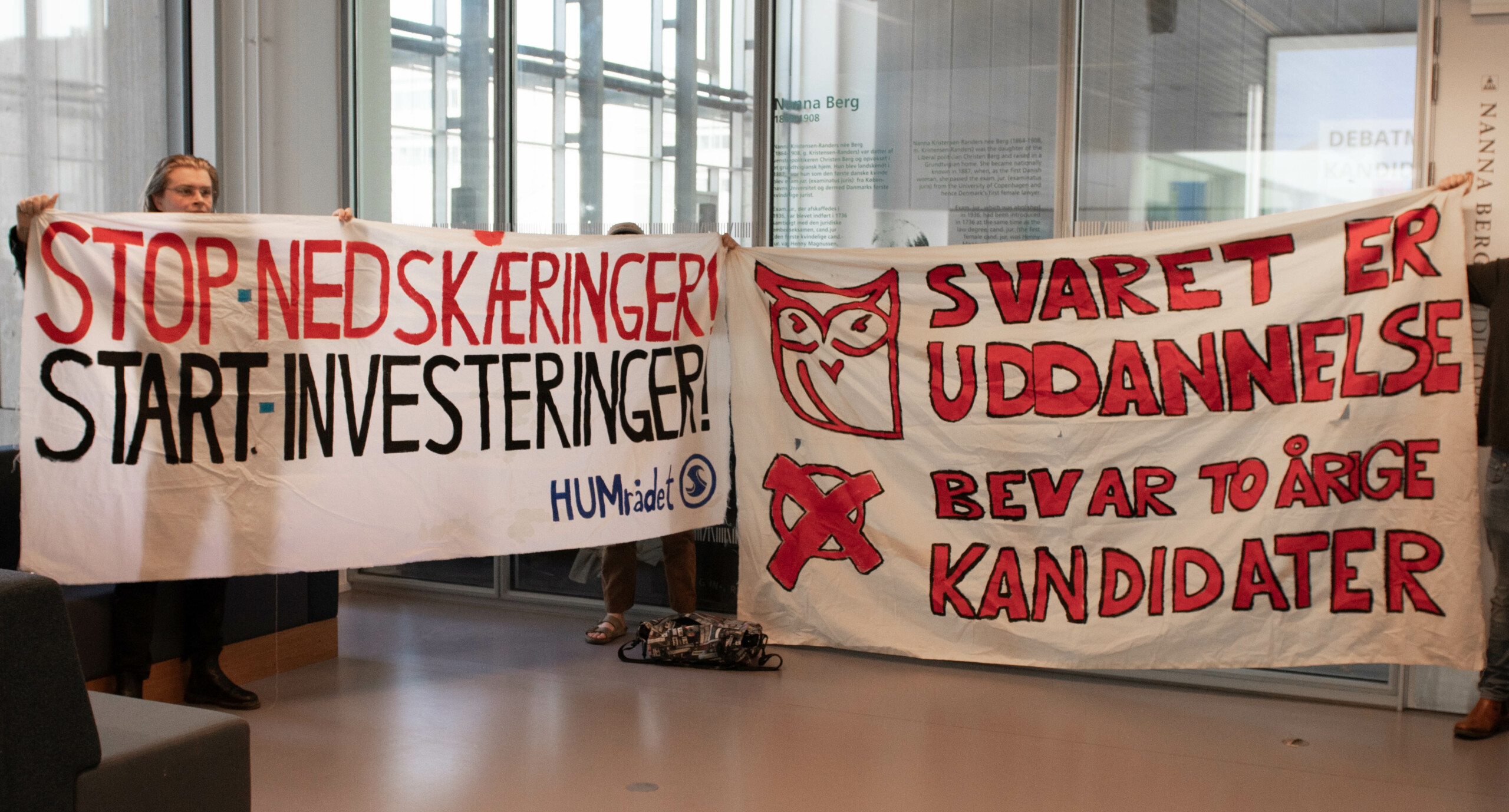 HUMrådet protesterede med bannere ved et debatarrangement om de etårige kandidater i april, 2023 på Søndre Campus