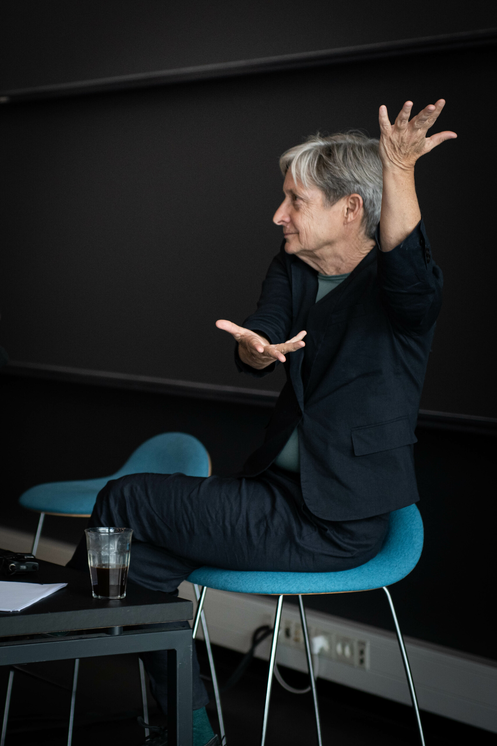 »You are interrupting my stage.« Butler hardly deviated from their written manuscript, but the room burst into laughter when the University Post's photographer stepped out onto the auditorium floor to take a photo. It had Butler striking a pose and acknowledging the moment.