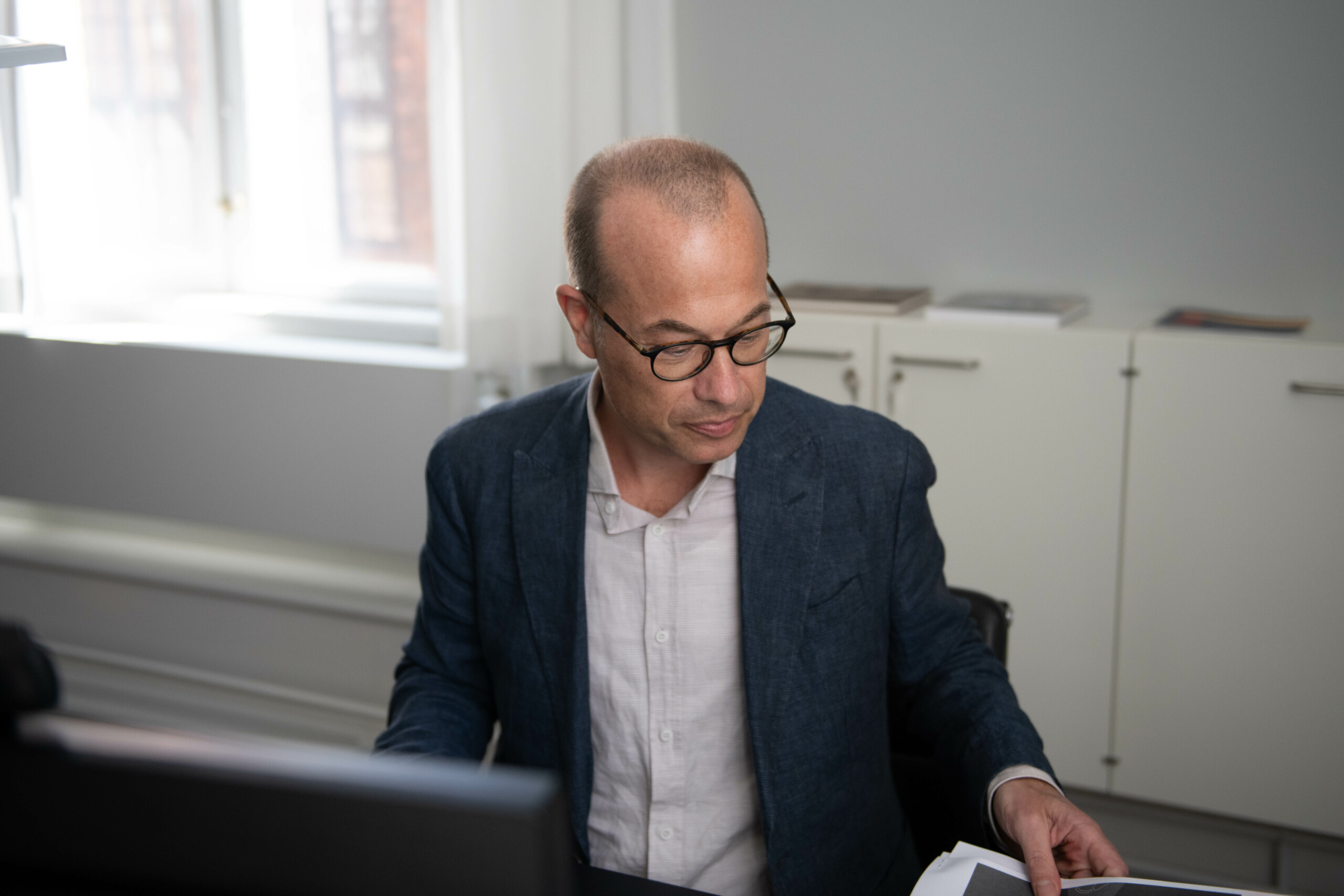 The new director had a technology glitch, and an abrupt call from a landline phone, that he did not even know existed when the University Post visited him at his new office in the UCPH administrative buildings in the centre of Copenhagen.