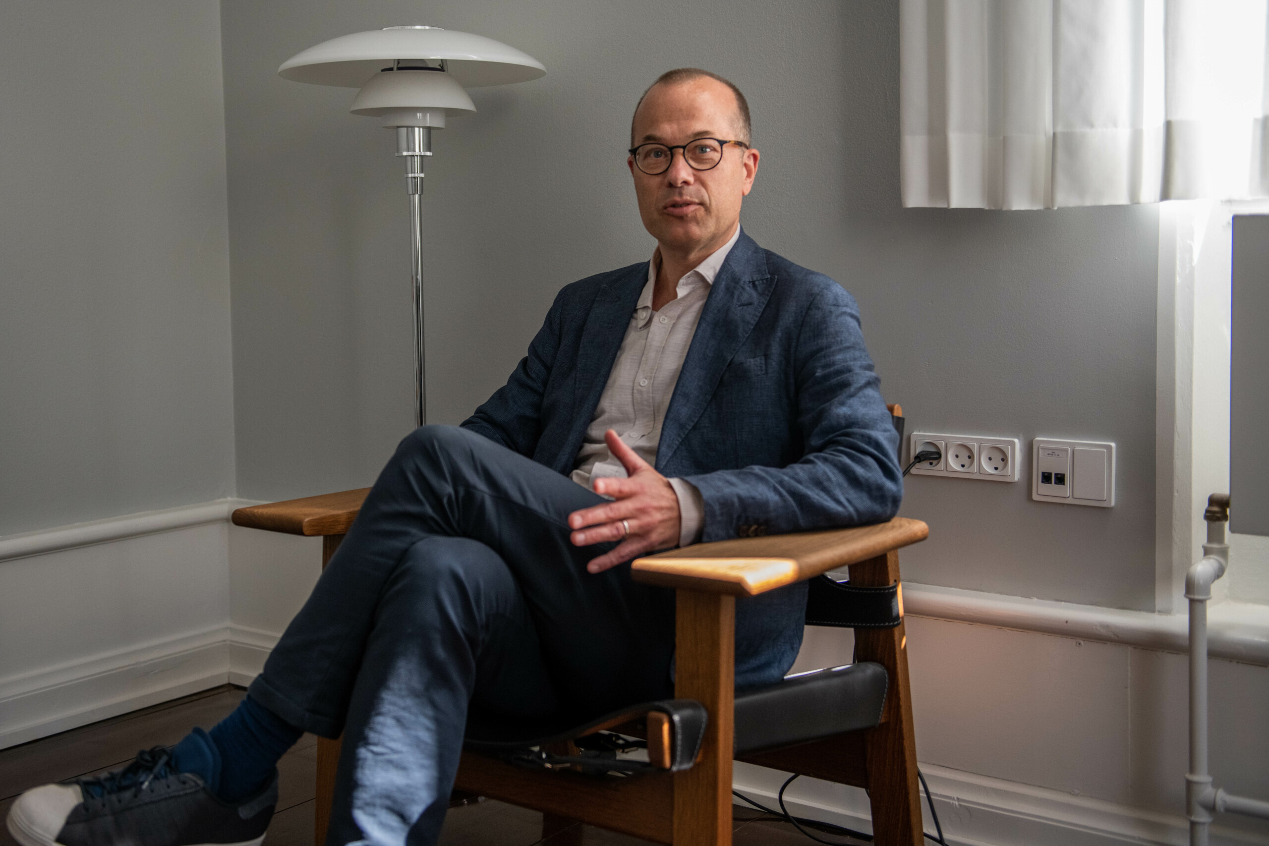 Søren Munk Skydsgaard is very fond of his new office, where you »can sense the aura of history«. But it feels a bit bare, so he »will soon have some paintings hung up«.