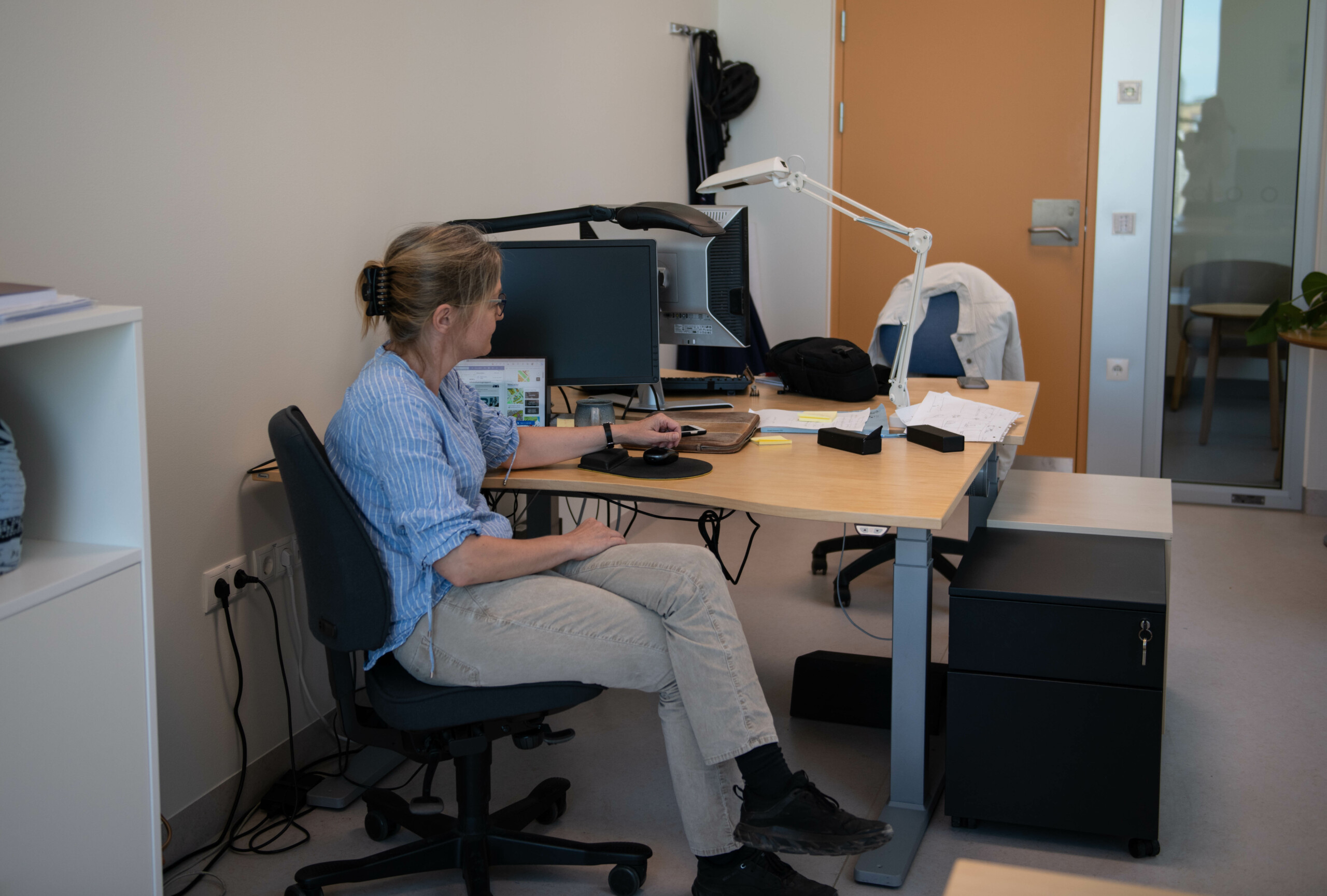 Louise Møller Jørgensen er blandt andet forskningsansvarlig overlæge på Afdeling for Rygkirurgi, Led og Bindevævssygdomme på Rigshospitalet og seniorforsker ved hospitalets Neurobiologisk Forskningsenhed. Hun bruger mindst én dag om ugen på sin opfindelse og forskning, der blandt andet foregår her på kontoret i Rigshospitalets nybyggede Nordfløj.