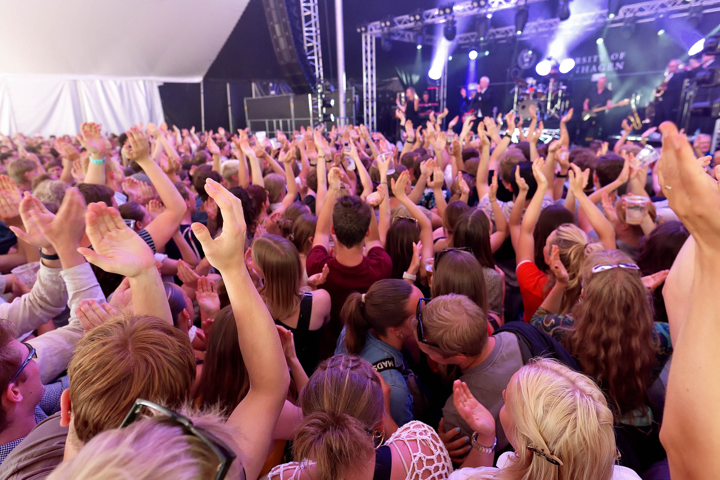 TV-2 samlede unge studerende og ældre ansatte i fælles ekstase.