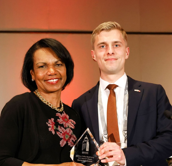 Morten Hybschmann får overrakt en pris af USA's tidligere udenrigsminister Condoleezza Rive. Han var på sommerskole i Stanford på det tidspunkt.