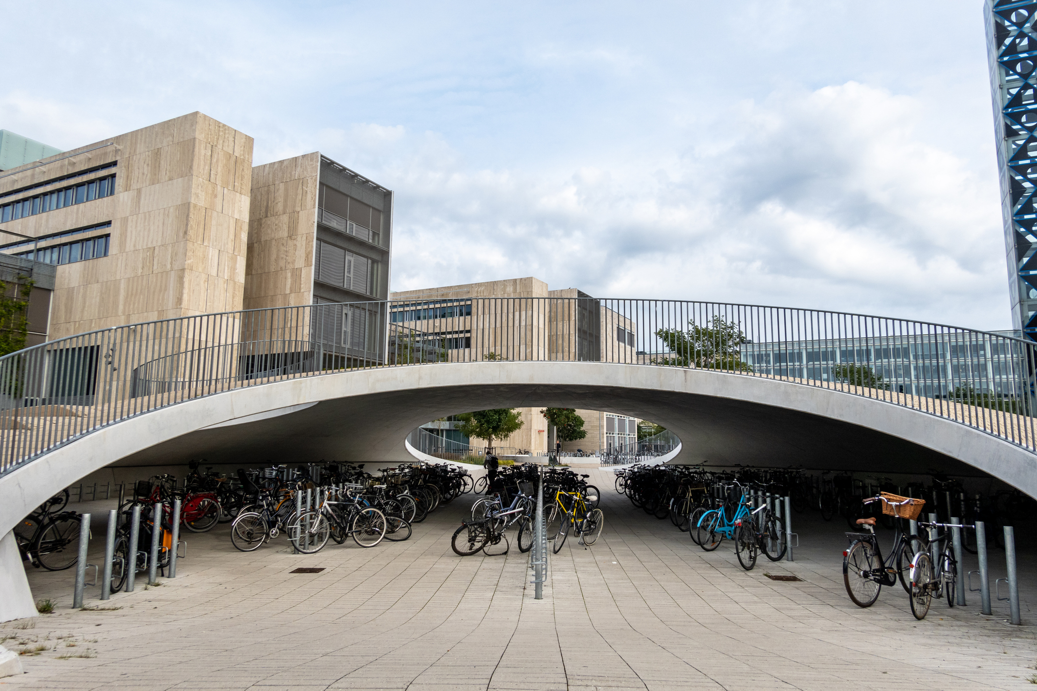 Cykelparkeringspladser på Universitetstorvet foran Søndre Campus.