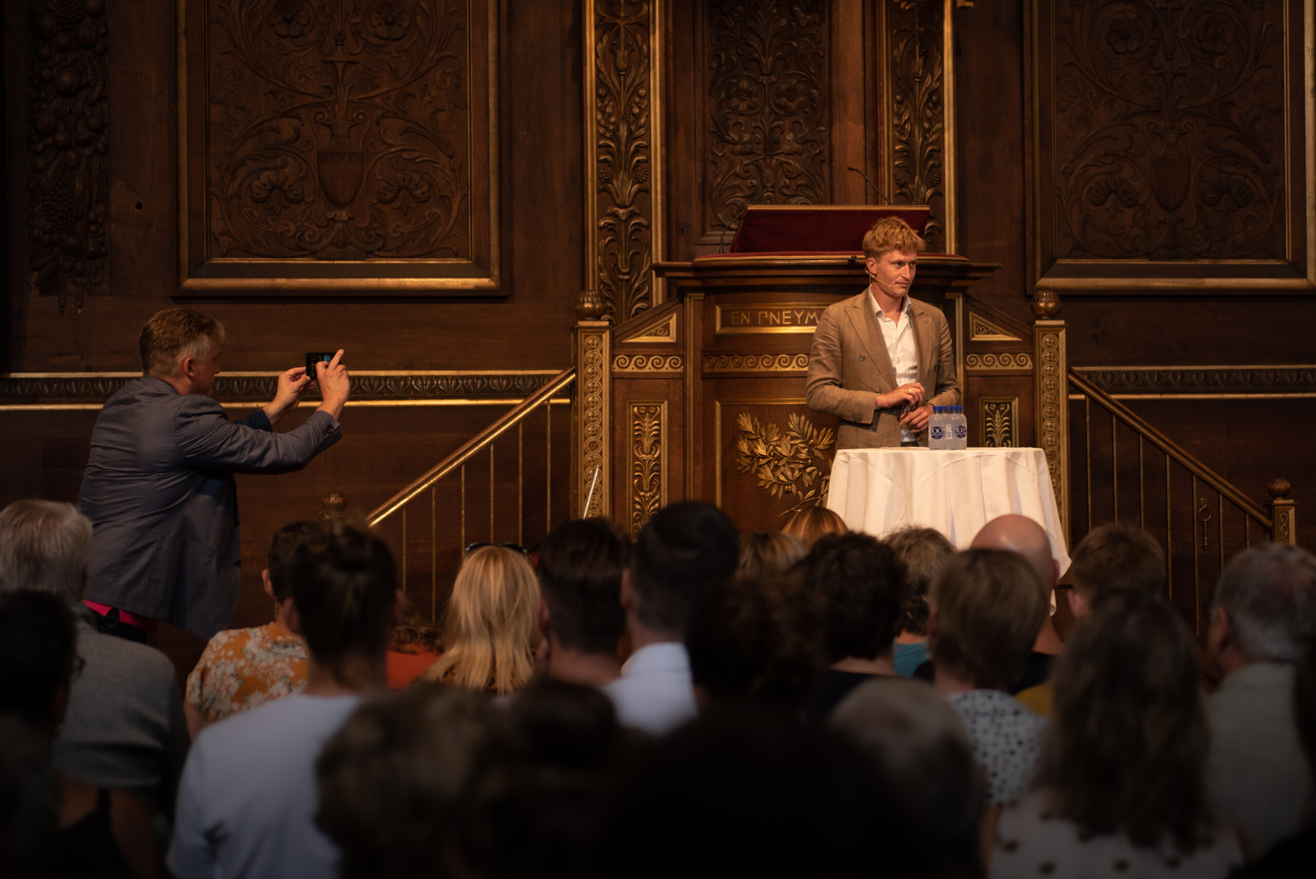 Prorektor for uddannelse Kristian Cedervall Lauta byder velkommen i Københavns Universitets festsal, hvor LGBT+-barometeret blev lanceret tirsdag den 15. august.