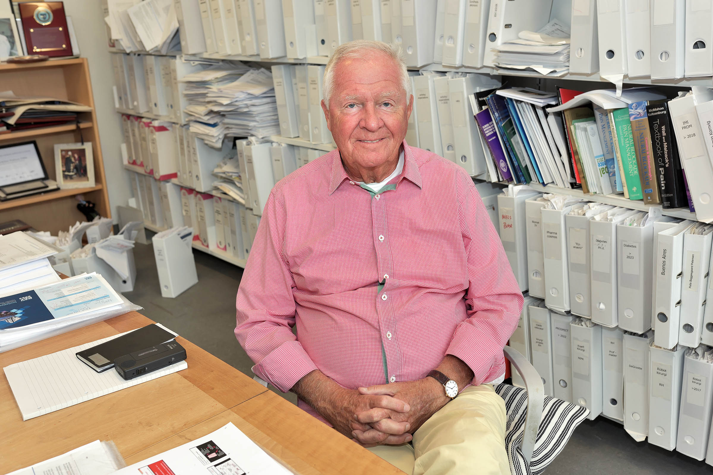 81-year-old Henrik Kehlet in his office on Ole Maaløes Vej.