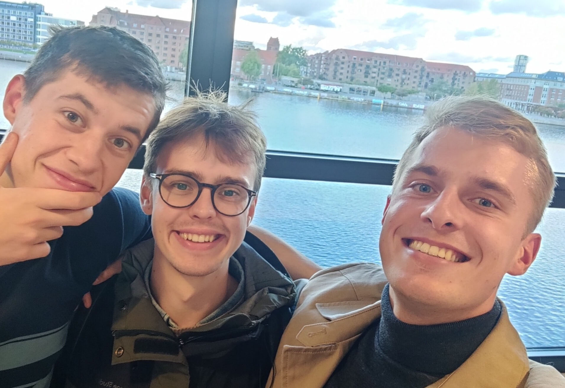 Selfie af statskundskabsstuderende Max Pontoppidan, Emil Stephens og Morten Hybschmann til konference i IDA på Kalvebod Brygge.