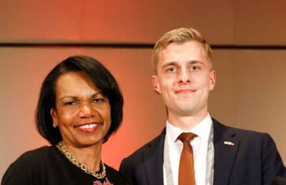 Er det? Ja. Condoleezza Rice præmierer en af artiklens tre statskundskabsstuderende, Morten Hybschmann, for et essay på et sommerskoleophold på Stanford.