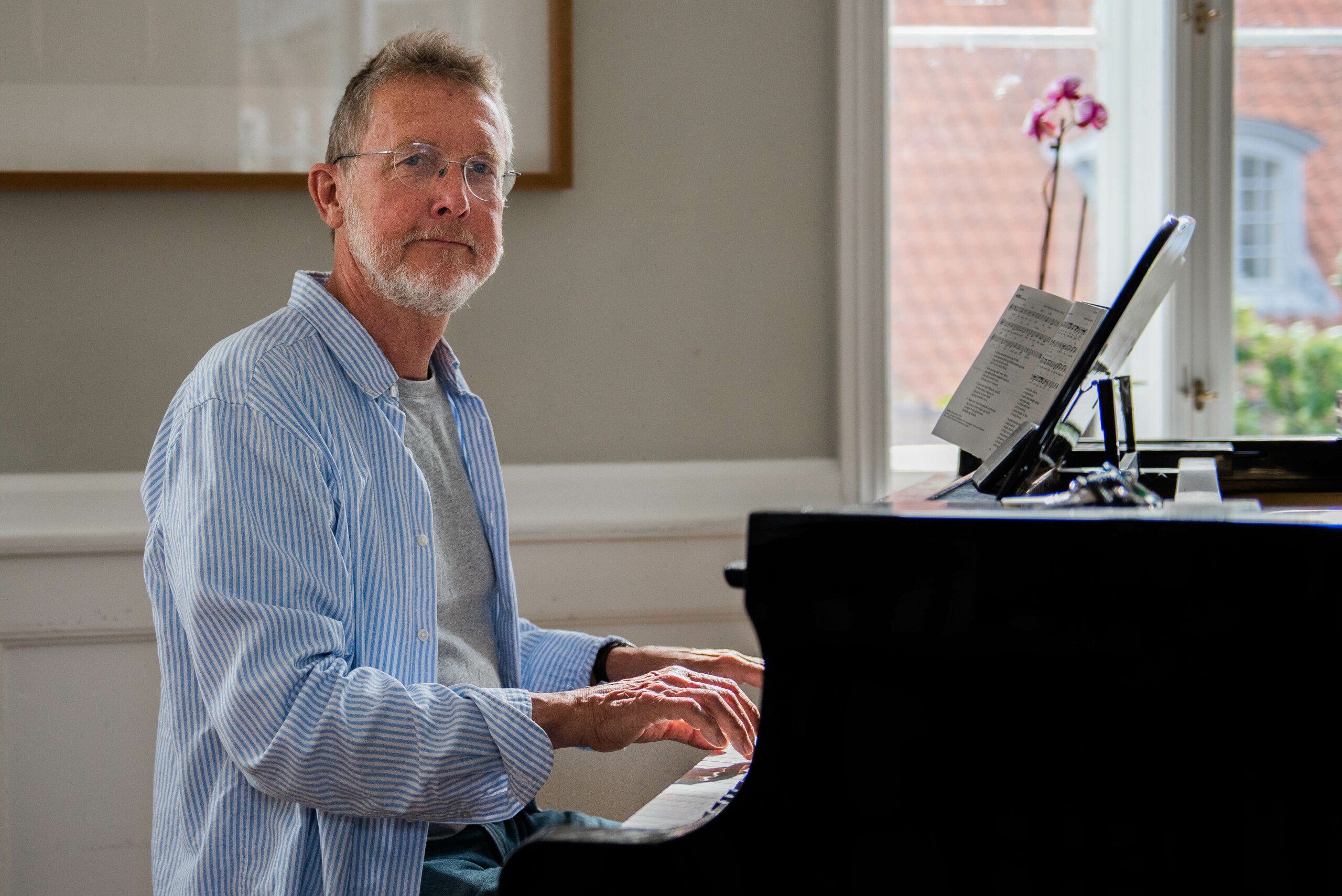 Bjørn Bredal spiller 'I skovens dybe, stille ro' ved højskolens flygel.