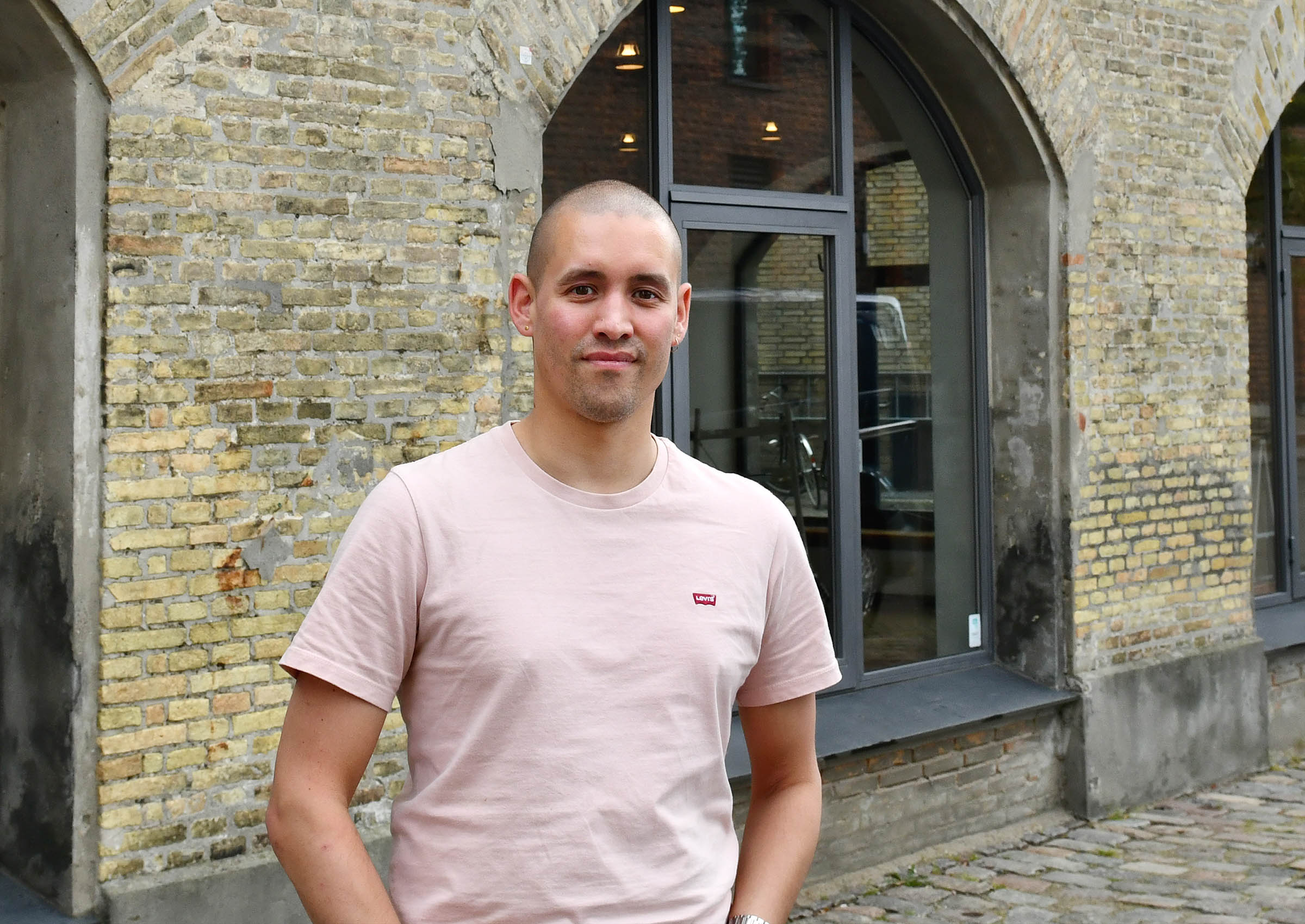 Michael Bro læser grønlandske og arktiske studier på KU. Som inuk (entalsformen af inuit, red.) møder han, hvad han kalder 'mikroaggressioner' på sit studie.