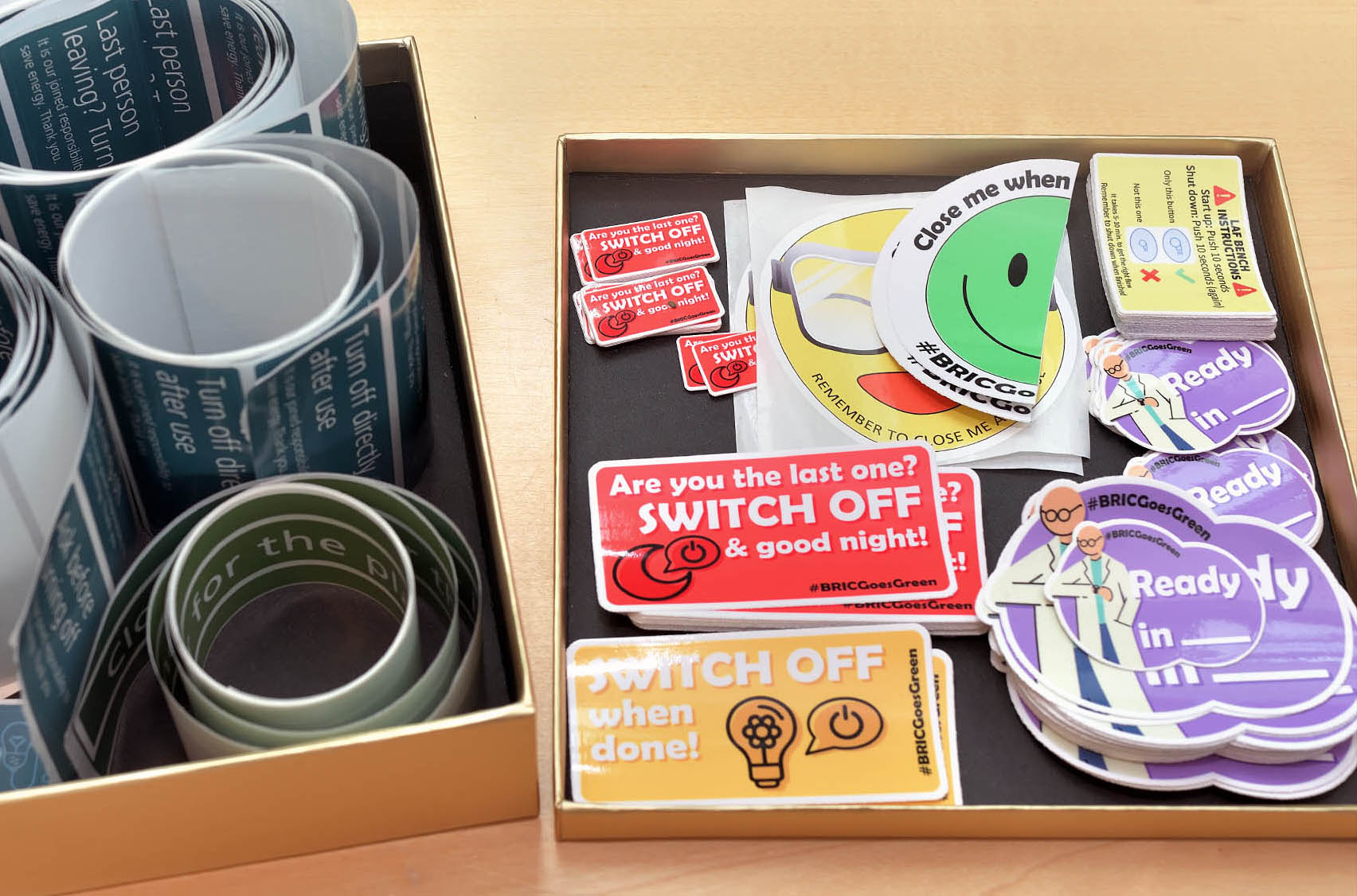 Natasha Fauerby og BRIC har fremstillet et udvalg af klæbemærkater, der er blevet sat op i laboratorierne med forskellige slags opfordringer om at slukke.