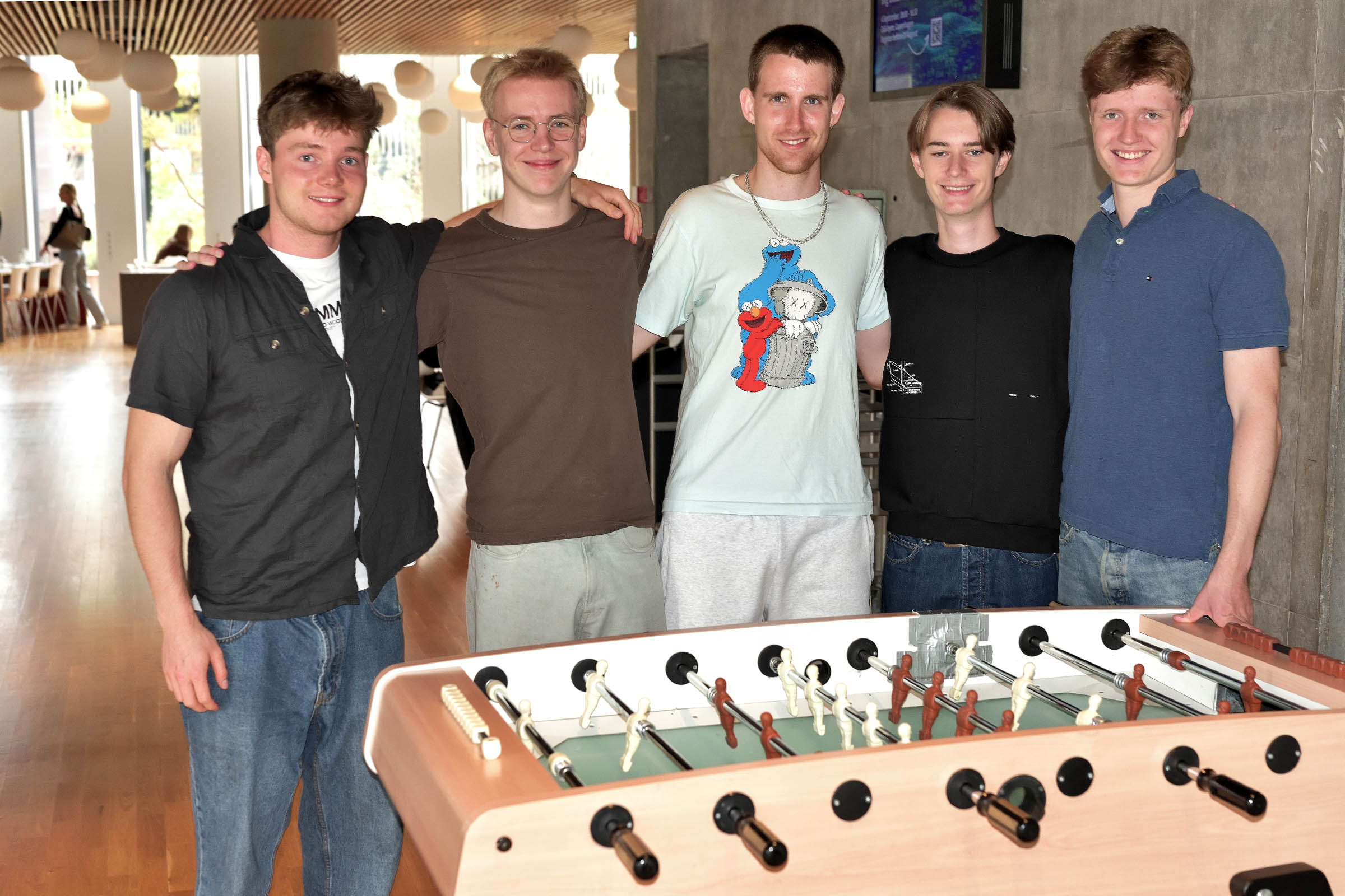 Bordfodbold på Panum. De flotte omgivelser kan ikke redde oplevelsen af bordet, der er flikket sammen med gaffatape. Det ender med en bundkarakter fra anmelderne Pelle Rechnagel, Aske Rasmussen, Sagar Clemensen, Anders Wolstrup og Rasmus Ahrensberg.