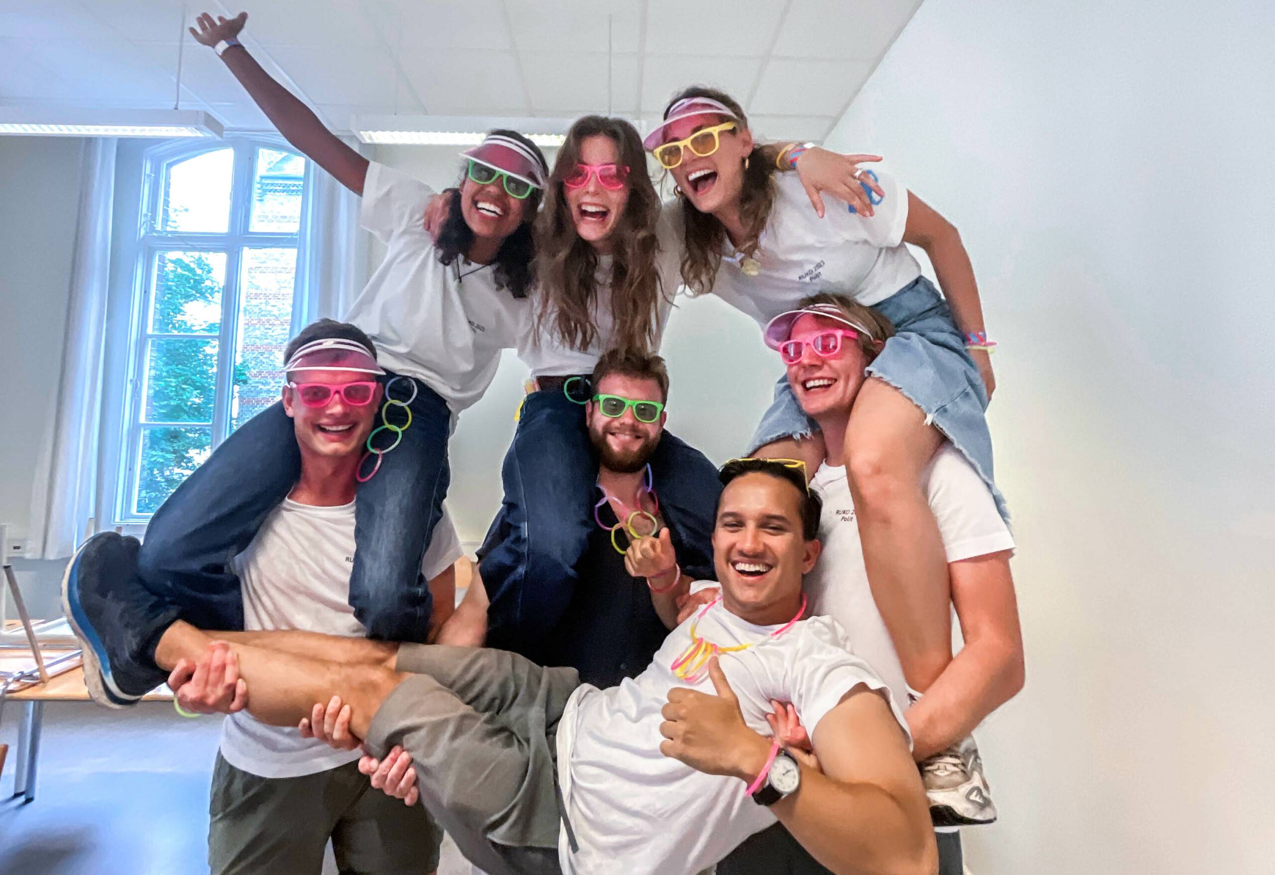 Ruskoordineringsudvalget på Økonomi 2023. Øverst til højre ses Isabella Kira Mani. Forrest ses Johan Christensen. 