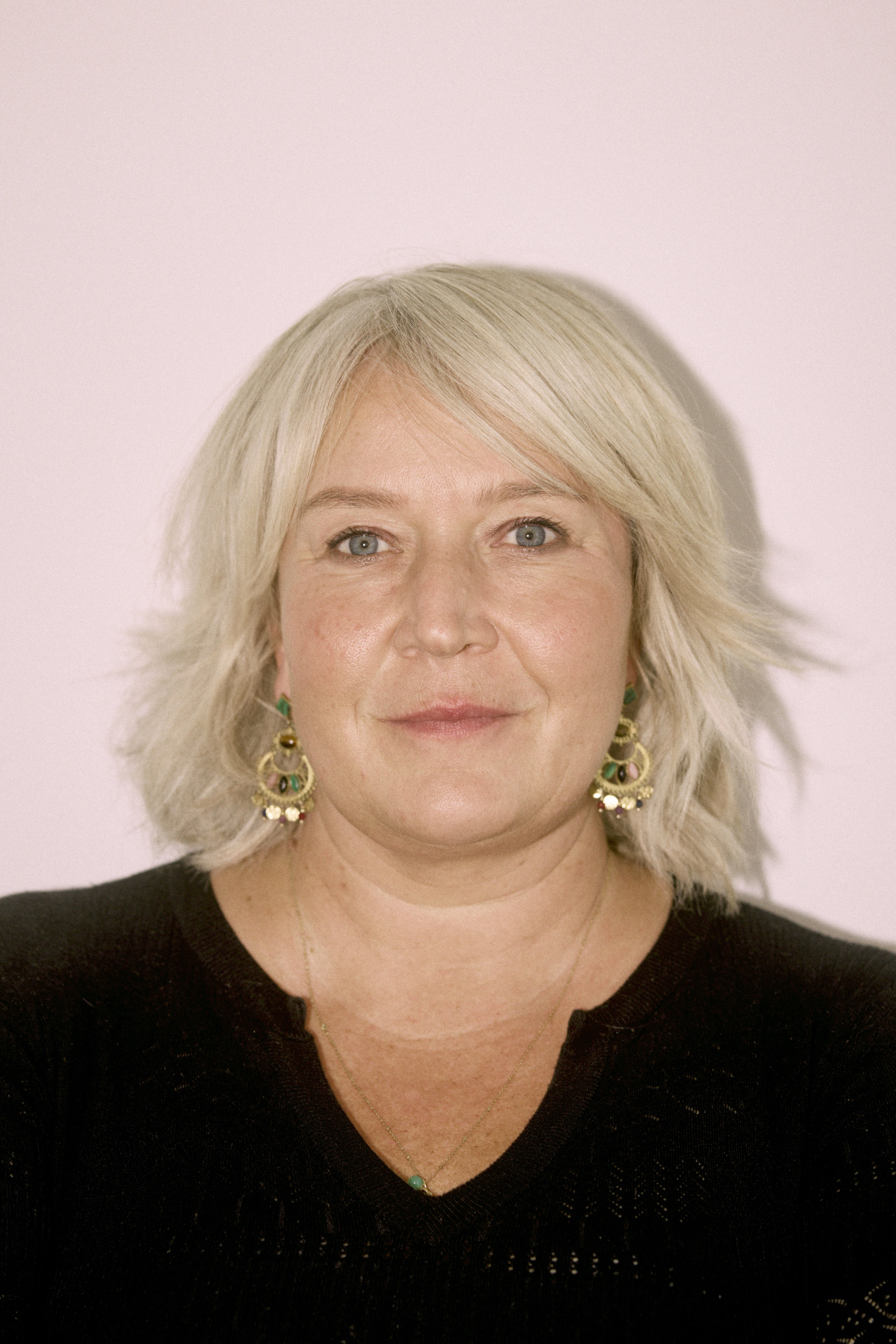 The minister drinks her coffee black, and she hardly moves when she speaks. She does, however, laugh out loud several times during the conversation – not least at things she has said herself.