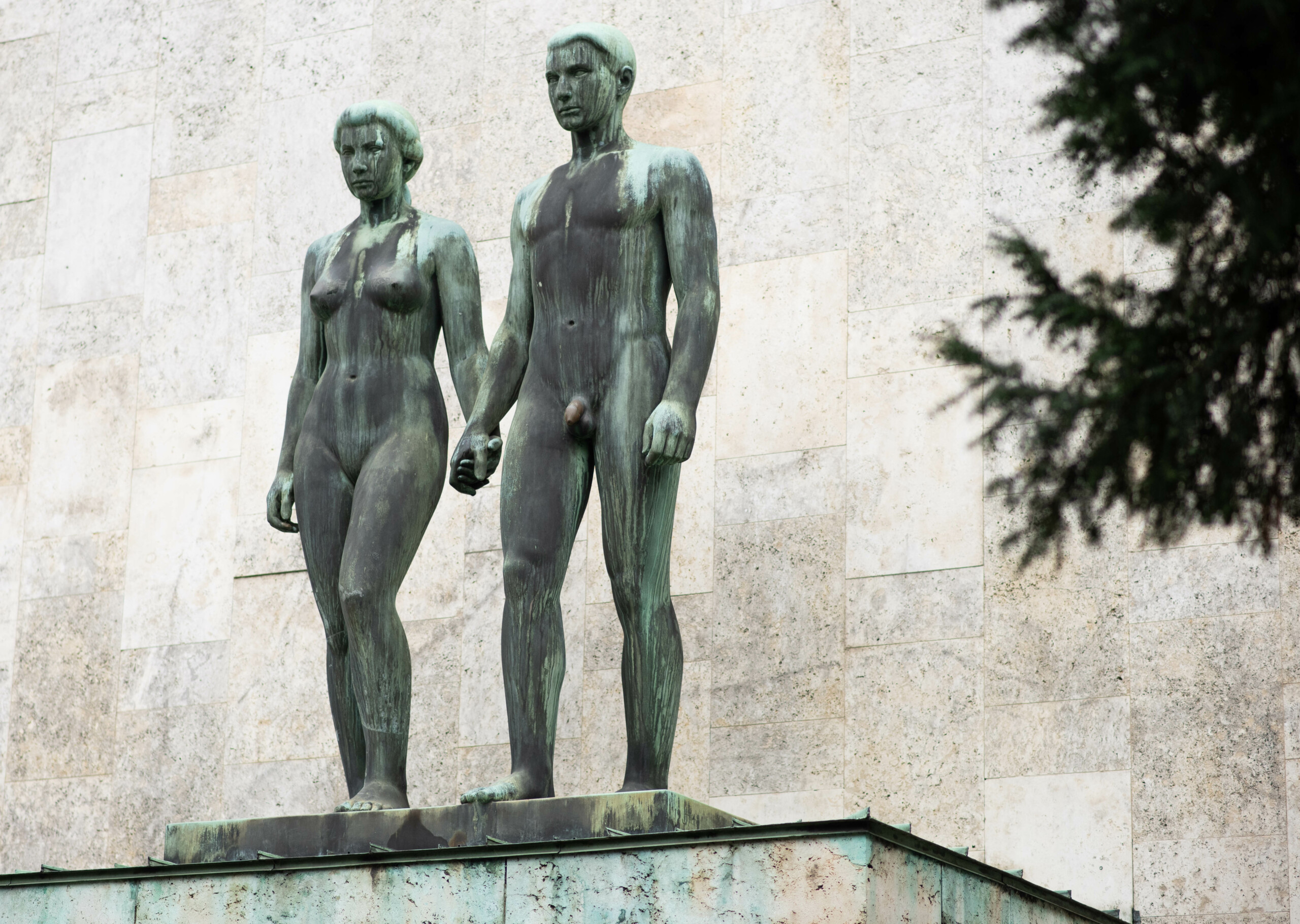 Skulpturen ’Det anatomisk fuldkomne’ fra 1949 uden for Datalogisk Institut. I daglig tale ’Adam og Eva’. Oprindelig husede bygningen medicinerne, men de rykkede til Panum, og datalogerne flyttede ind omkring 1990. I 2011, da Jenny-Margrethe Vej lige var begyndt, var kun 3,9 procent af de datalogistuderende kvinder.