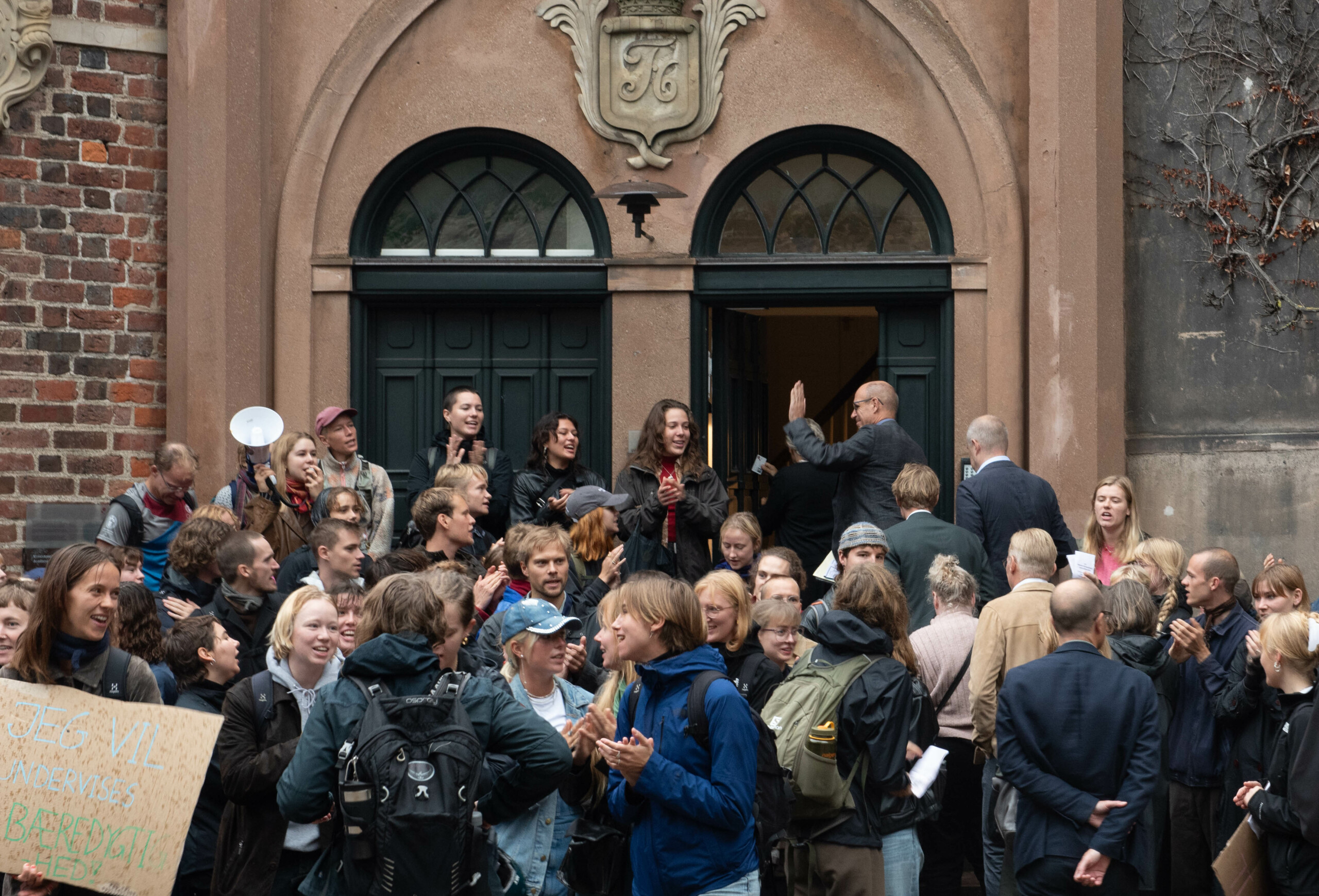 KU's rektor, Henrik C. Wegener, er sluppet igennem hoben af demonstrerende studerende og frem til bestyrelseslokalet. 