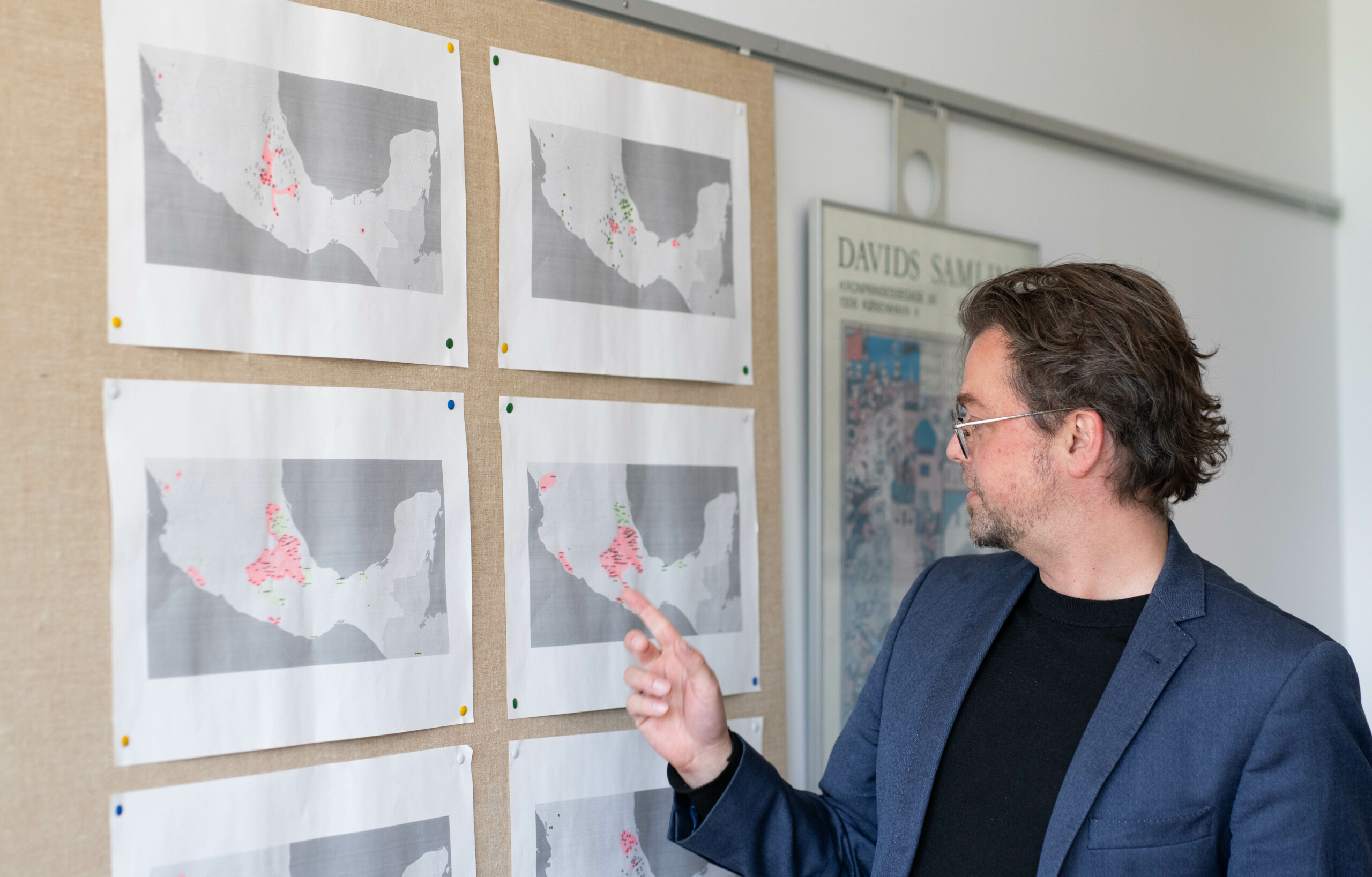 På Magnus Pharao Hansens kontor på KUA hænger en masse udprintede verdenskort. De illustrerer, hvordan nawatl har spredt sig på det amerikanske kontinent over tid. 