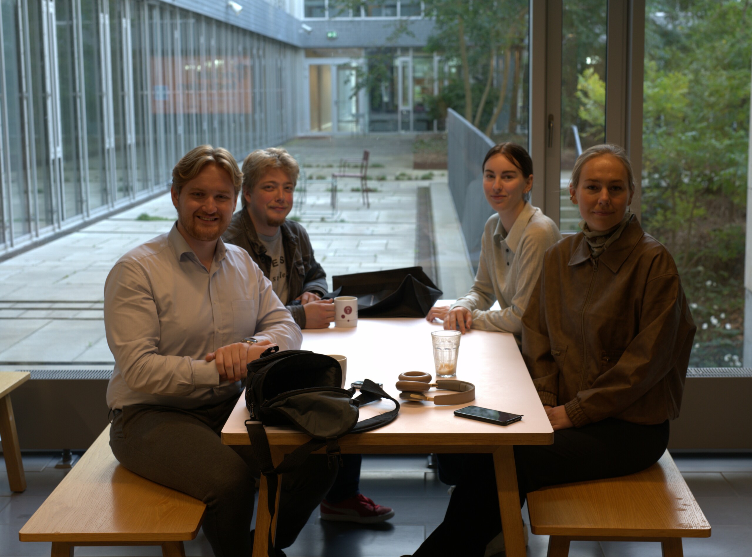 Emil Pelle, Steinar Freyr Eiriksson, Zenna Ulrich og Mathilde Toyberg er jurastuderende på KU. De har både oplevet trygge læringsrum og brug af øgenavne til studerende, som svarer forkert.
