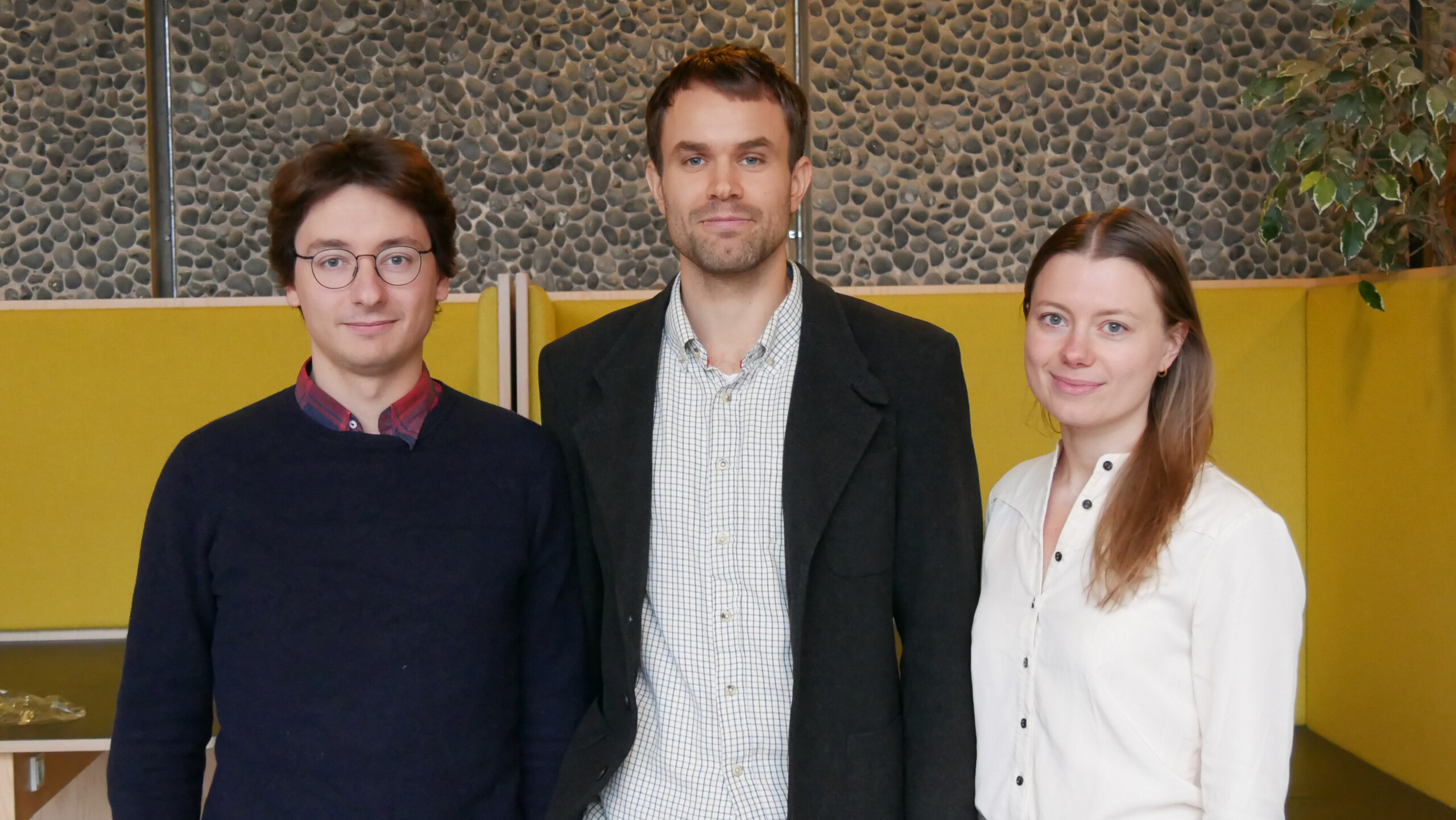 Fra venstre: Postdoc Frederik Ravn Klausen, ph.d.-studerende Boris Bolvig Kjær og ph.d.-studerende Nena Batenburg. Alle ved Institut for Matematiske Fag.