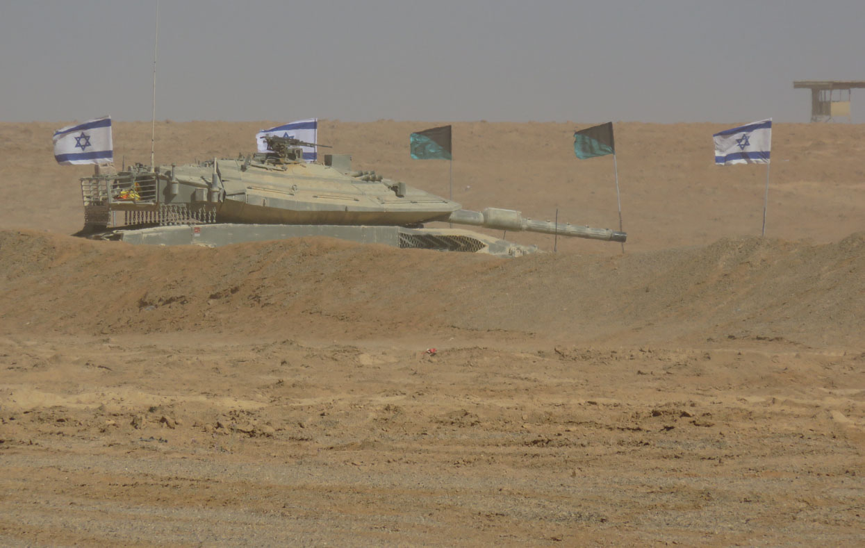 En israelsk tank i ørkenen. 