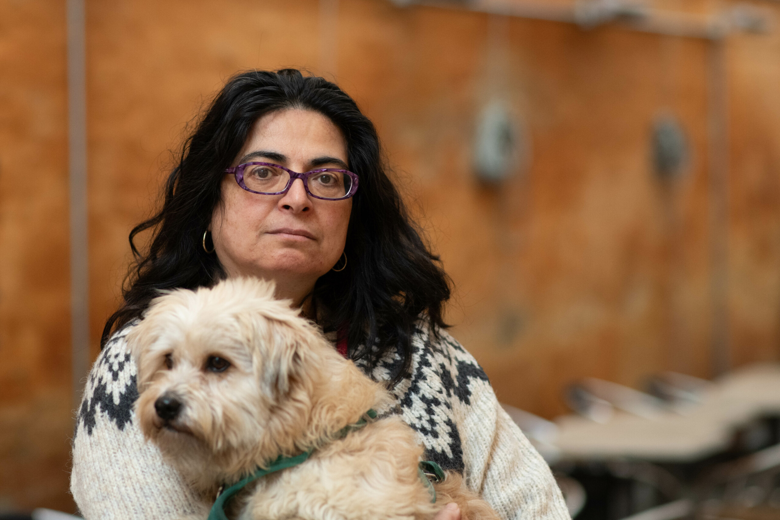 Liora Sion har taget sin hund, T-Bone, med til interviewaftalen. Hun tager ham gerne med, hvor end hun går. Desværre må hun ikke længere have ham med på kontoret. 