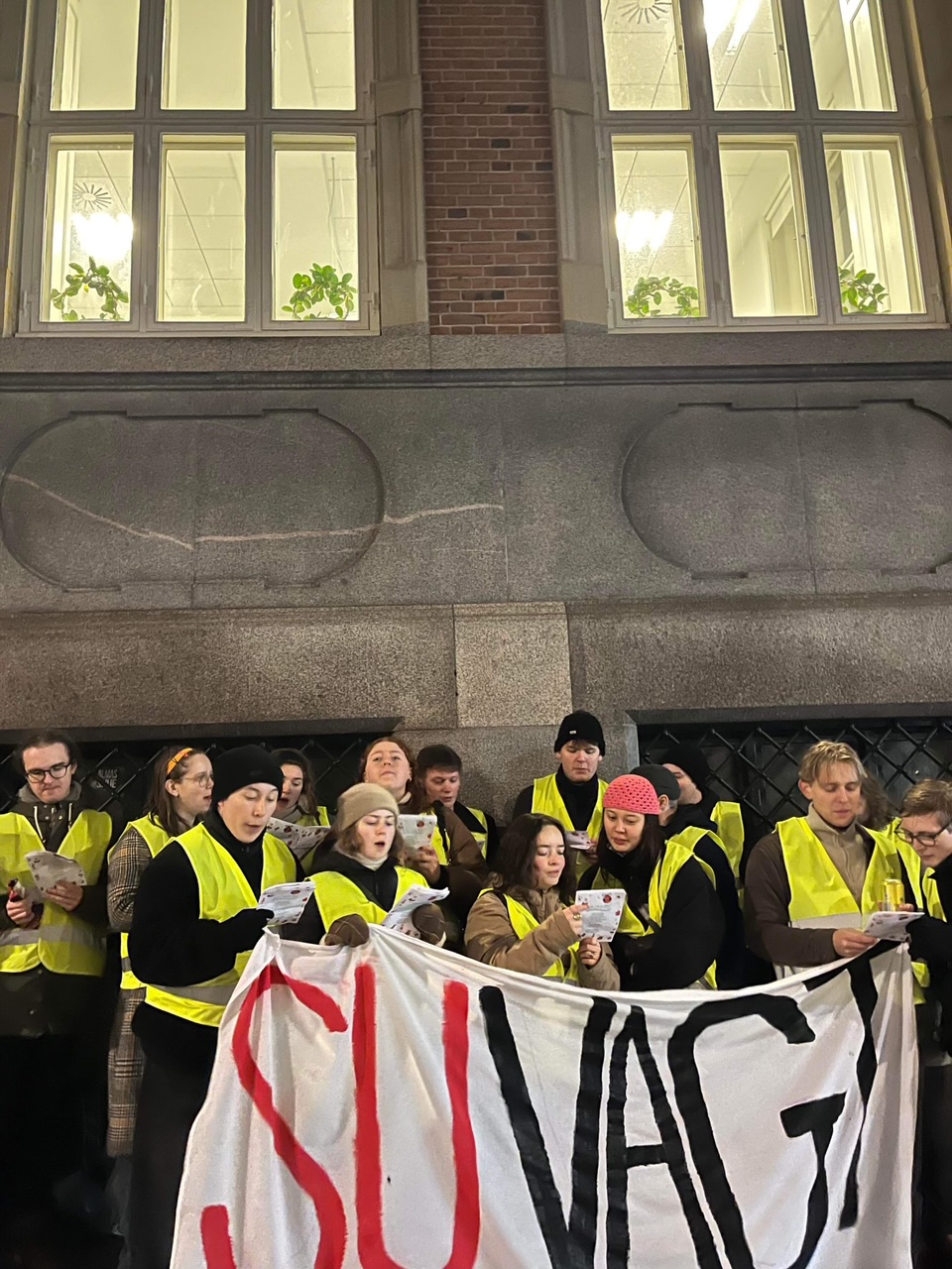 Studerende stod vagt uden for forhandlingslokalet ved Christiansborg mandag aften 18. december