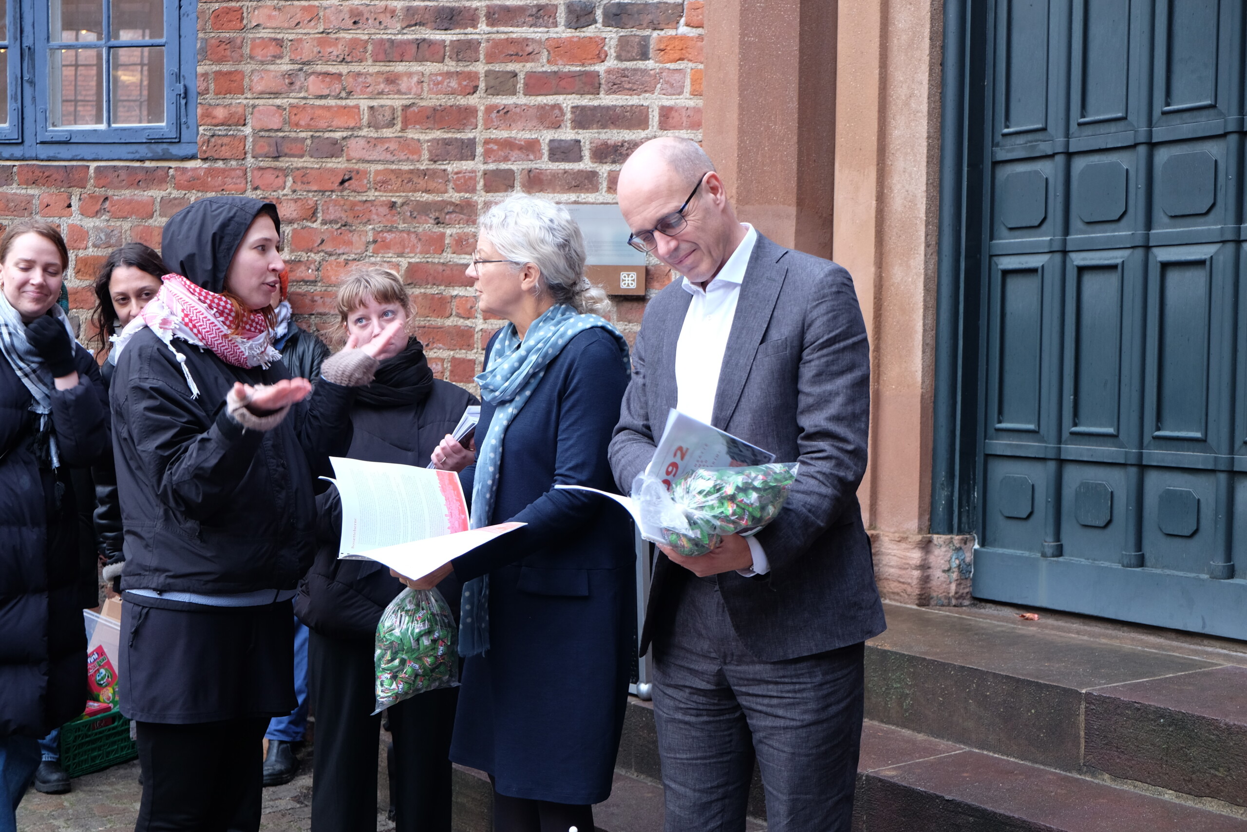 Rektor Henrik C. Wegener tager imod Studerende mod Besættelsens underskriftindsamling tilbage i januar 2024.