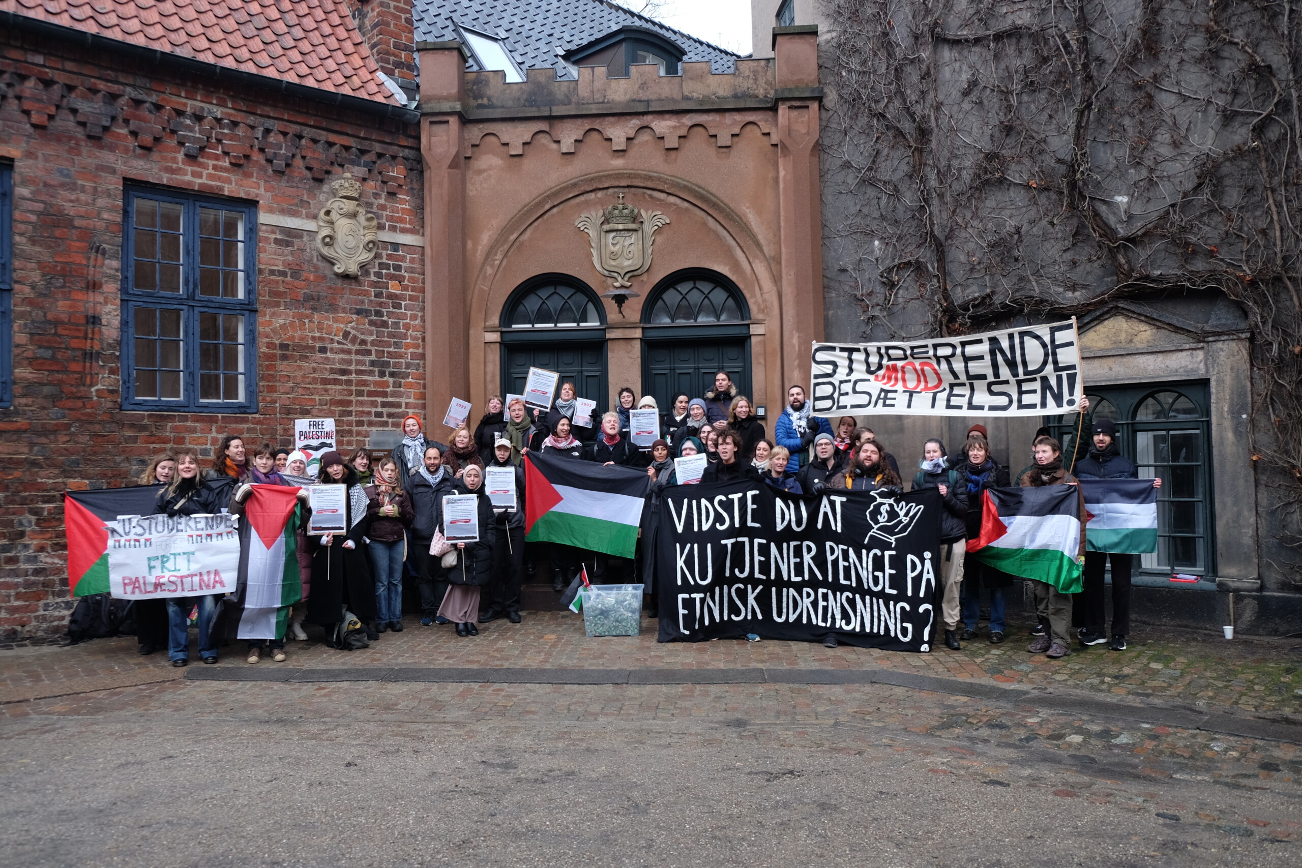 Omkring 40 studerende og ansatte havde trodset regn og blæst for at fange universitetsbestyrelsens opmærksomhed. 