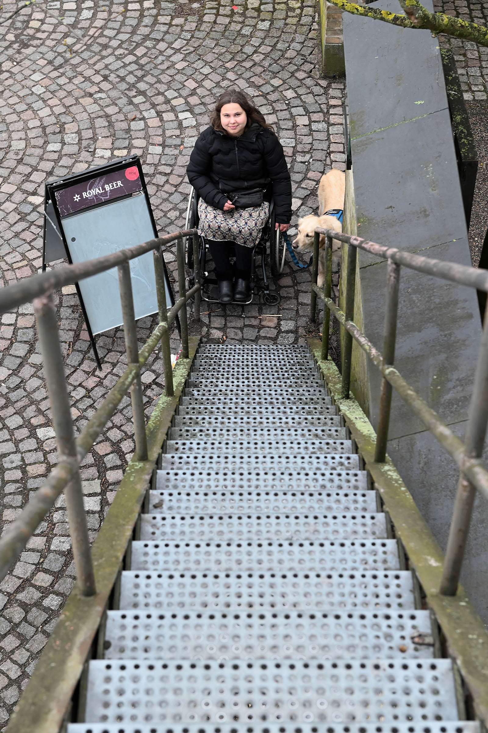 For enden af denne trappe ligger de studerendes kantine. Kørestolsbrugere har ikke adgang.