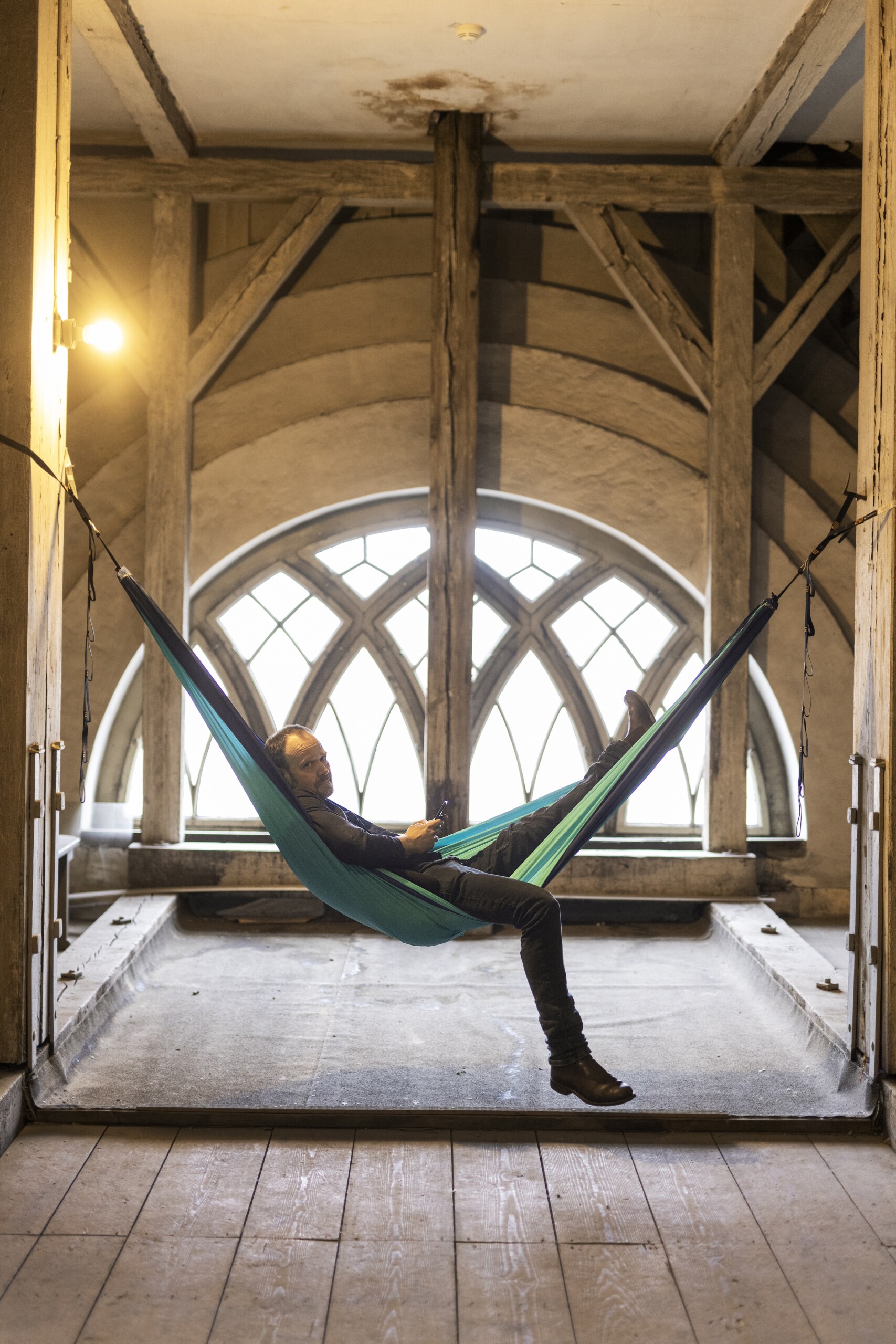 »Jeg var helt paf, da jeg en gang fik mulighed for at se loftet over universitetets gamle hovedbygning. Så mange uudnyttede kvadratmeter midt i København! Jeg udviklede en fantasi om at flytte ind deroppe,
måske tilbringe sommer og efterår der, i en hængekøje. Jeg ville også have, at
Malte skulle bo deroppe.