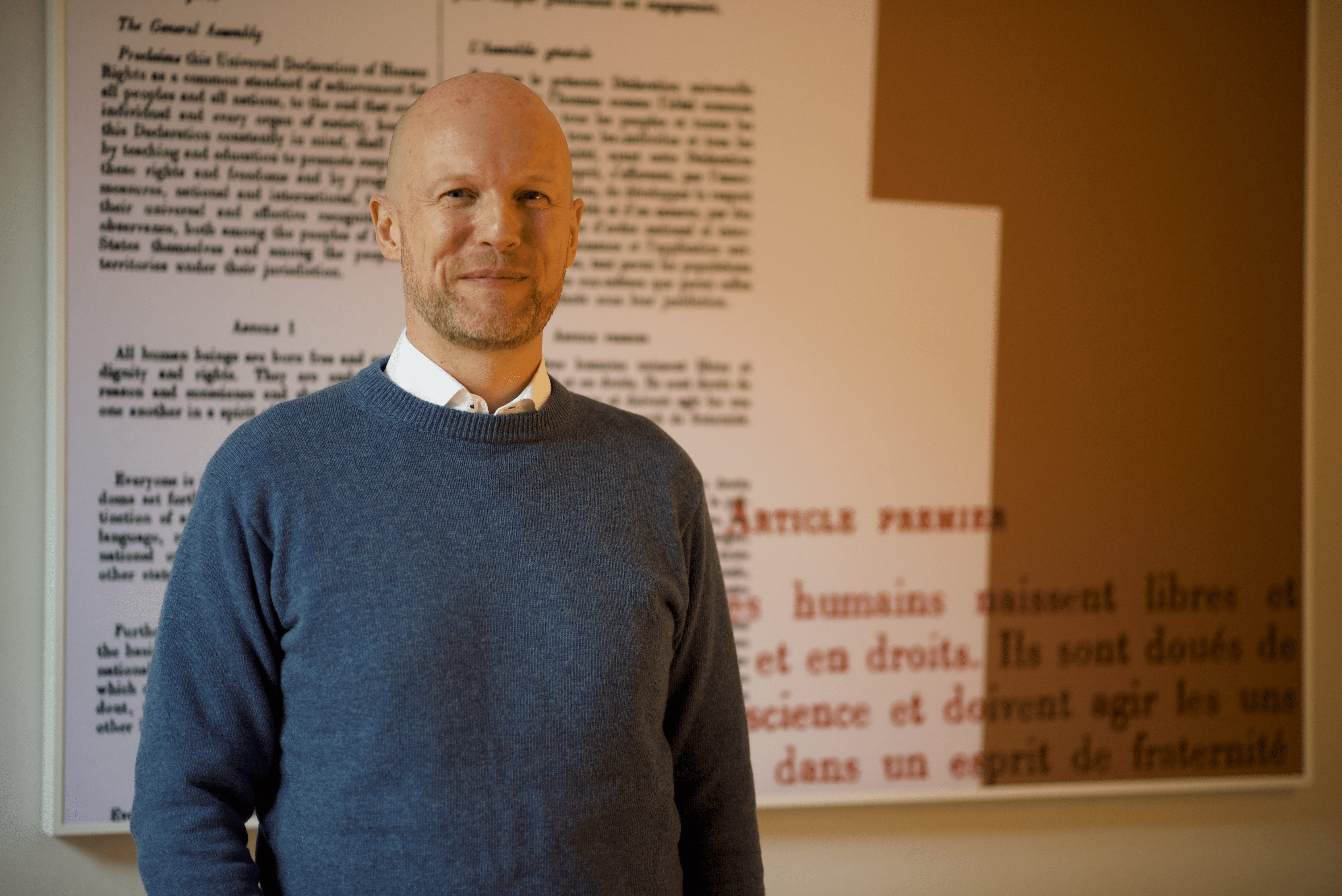 Studenterambassadøren har, meget passende, et akustikpanel med menneskerettighederne på sit kontor i Professorvillaen på Nørregade 10.