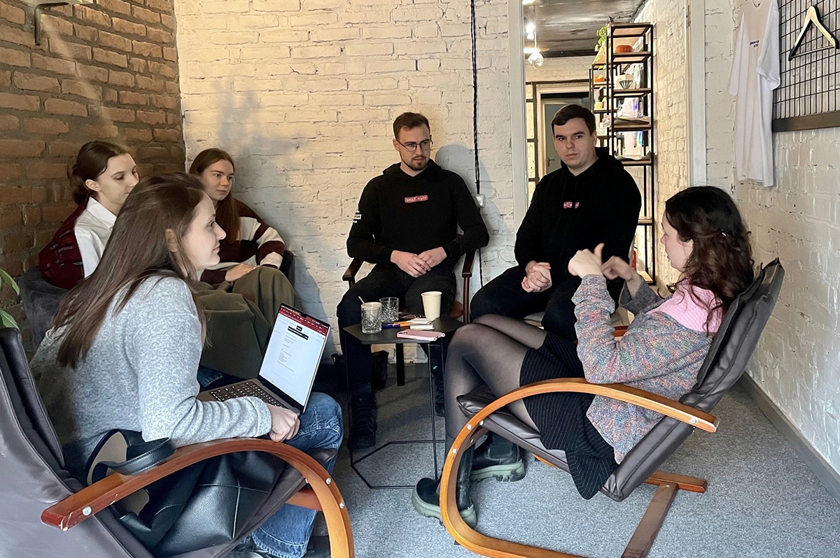 På en café i nærheden af universitetet er en gruppe studerende samlet til snakkeklub. Krigen har påvirket det ukrainske studieliv negativt på en række områder.