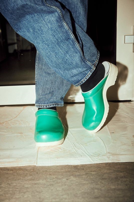 Nicklas Brendborg skifter mellem et par grønne og et par hvide træsko, når han går ind i det sterile laboratorium. 