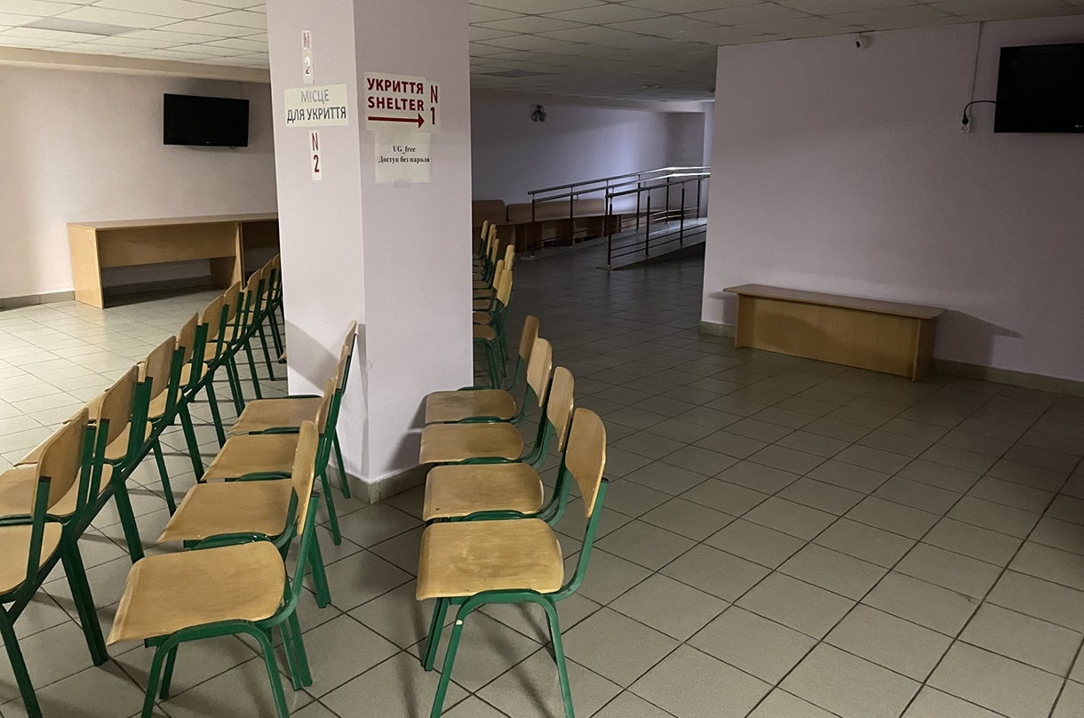 Even though the front line is a long way from Kyiv, the capital is regularly hit by Russian attacks. If the air raid siren goes off during a lecture, the teaching continues in the basement.