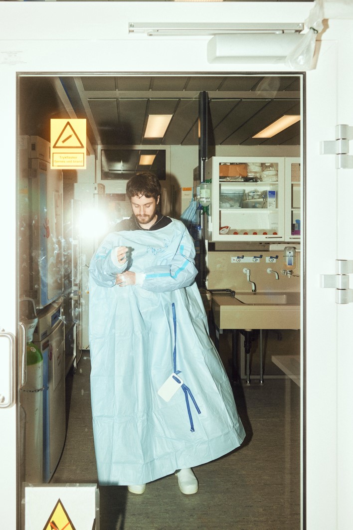 Nicklas Brendborg får stoppet fotografen fra at gå ind i det sterile laboratorium. Han bliver i stedet fotograferet udefra. 