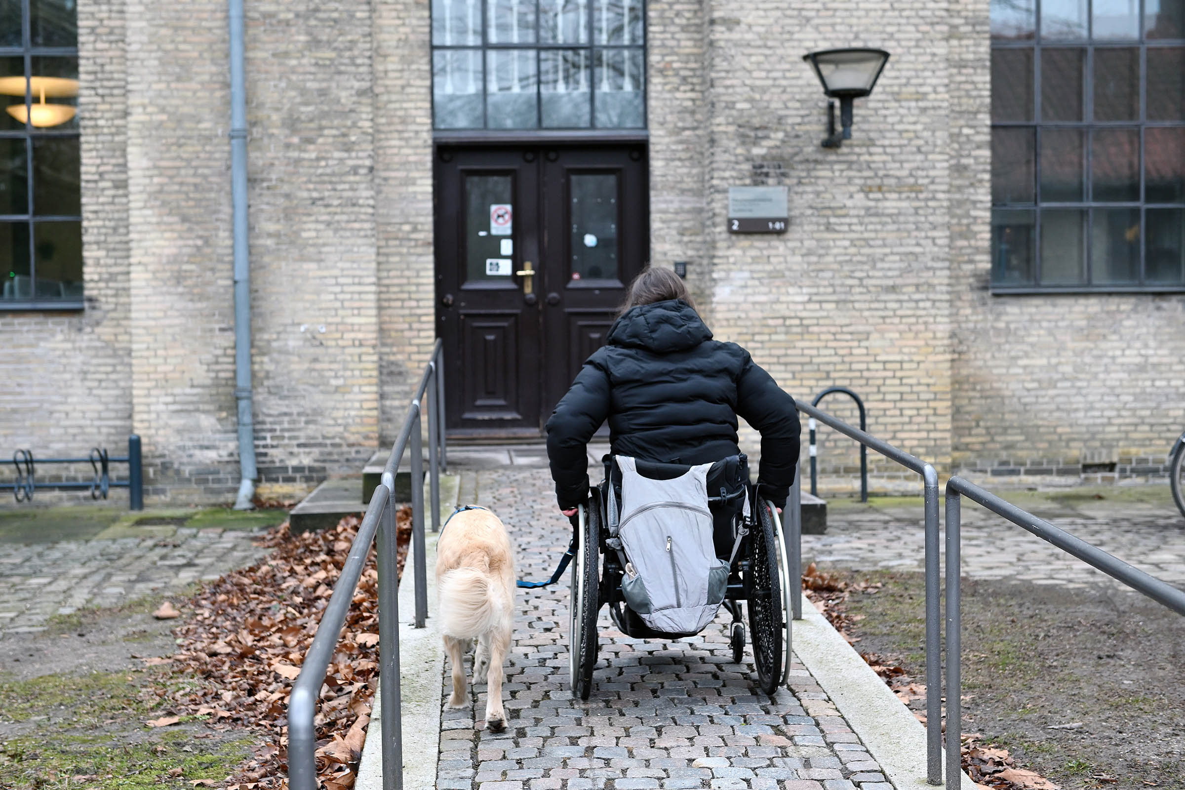 Til denne bygning er bygget en fin rampe. Problemerne begynder først indenfor.