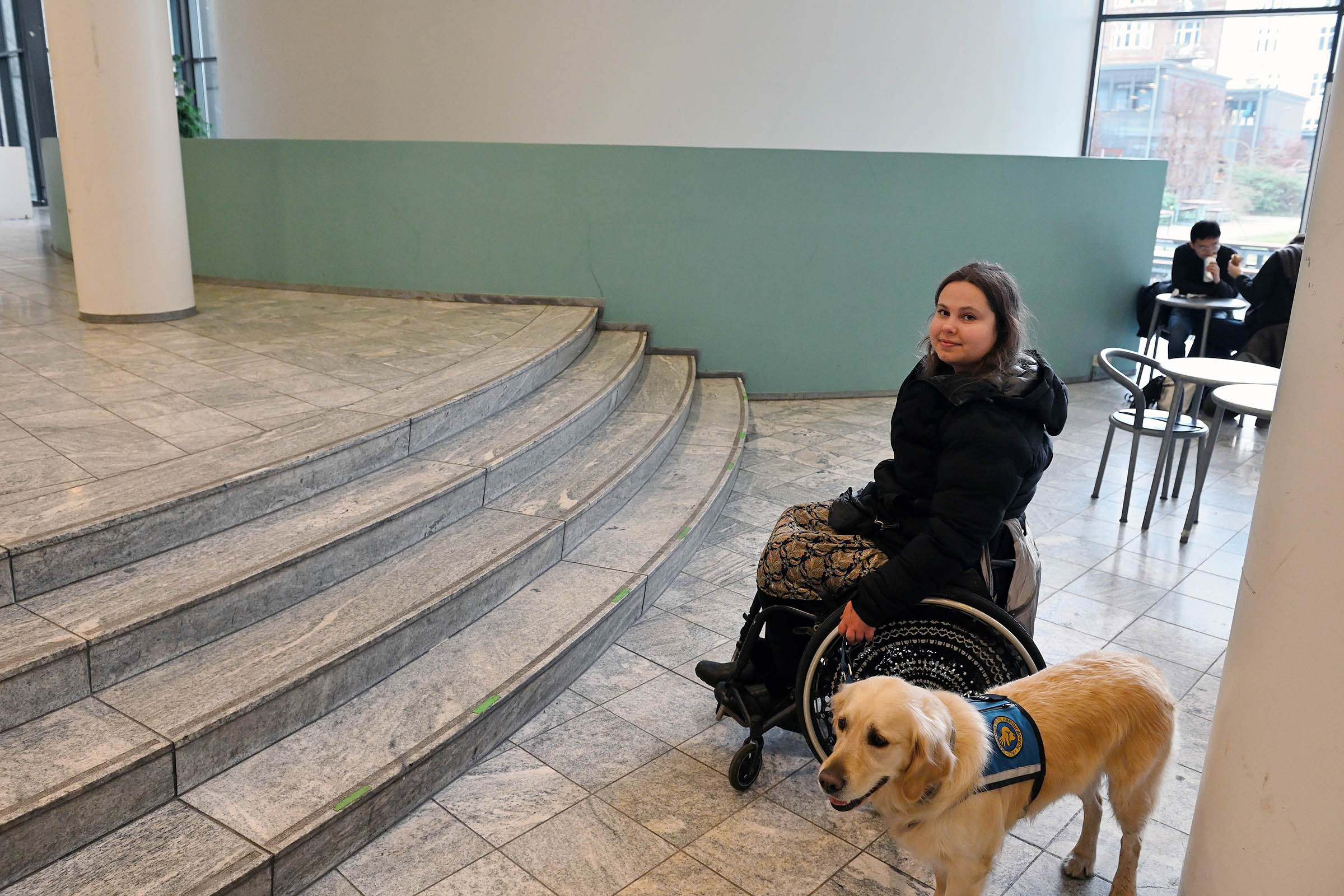 Her gælder det om at vide, at der bag den cyangrønne væg befinder sig en rampe til kørestolsbrugere.