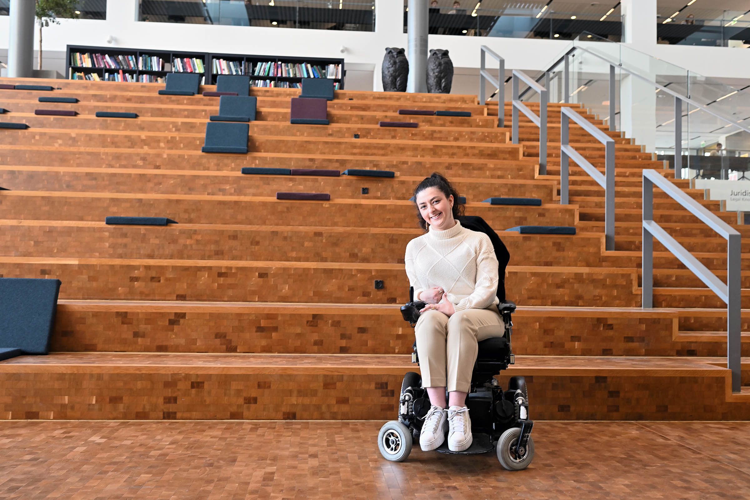 Jurastuderende Emilie Ghali har cerebral parese. Hun befinder sig godt på Det Juridiske Fakultet, der har mange gode løsninger for kørestolsbrugere.