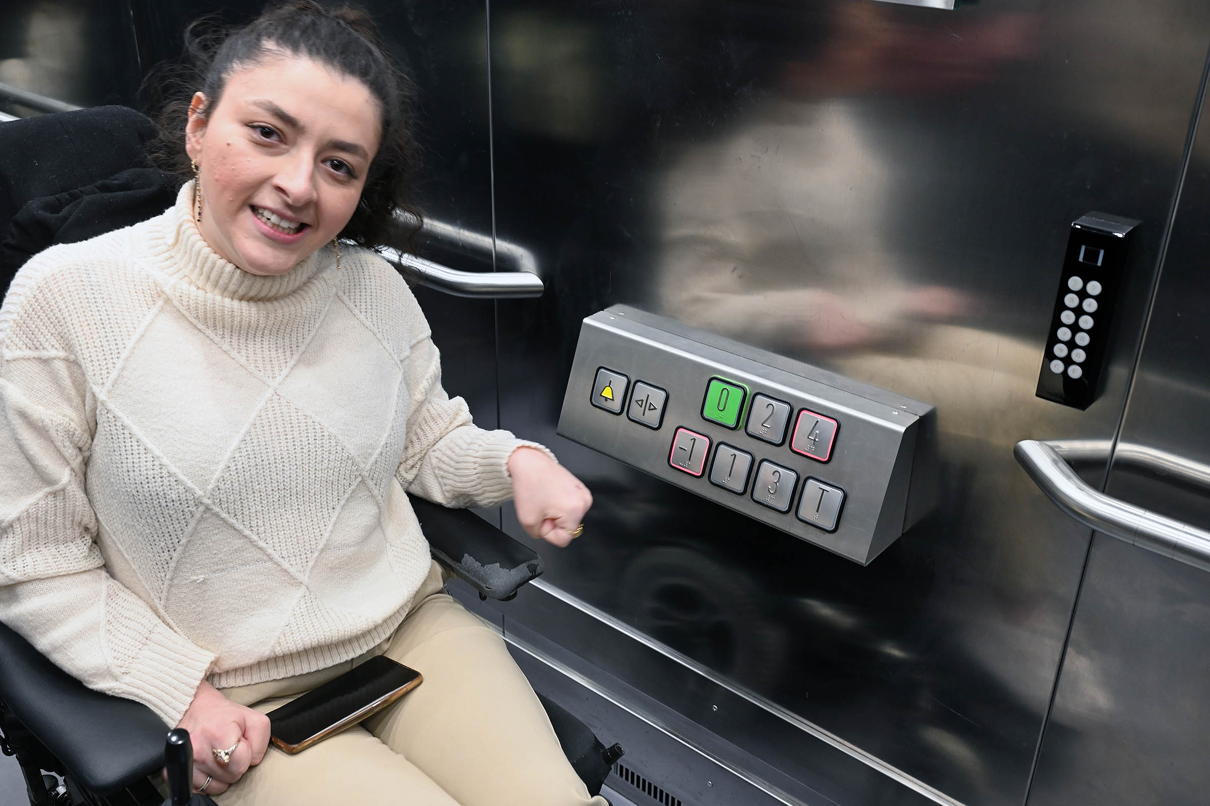 Hensynsfuld detalje i elevatoren: Panelet med knapper er vandret og placeret i den rette højde for kørestolsbrugere, og knapperne er store og nemme at ramme, når man for eksempel har cerebral parese. 
